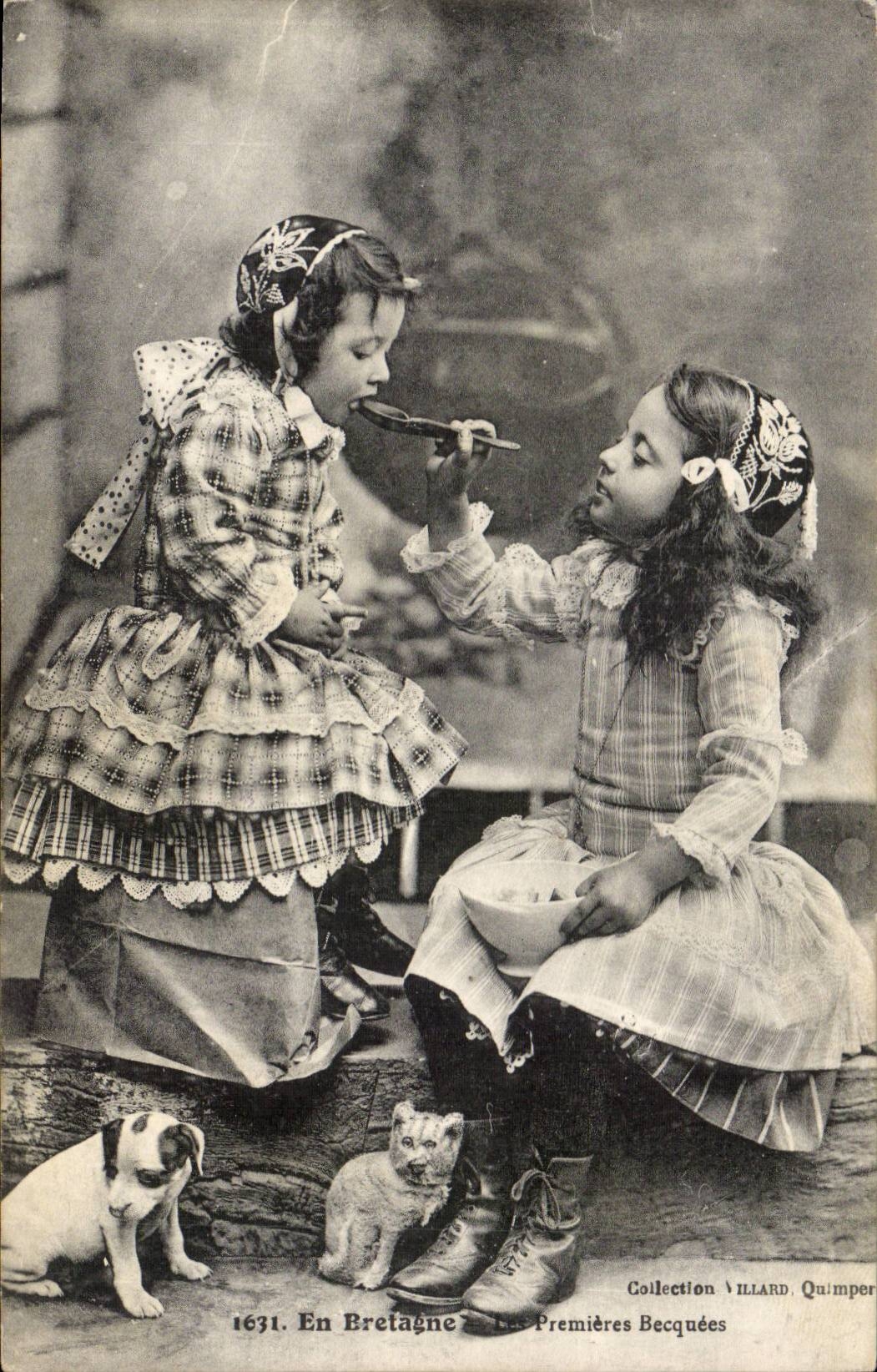 CPA In Brittany Premires Beakfuls (folklore costume child Cats Cat Cat Dog Pup)