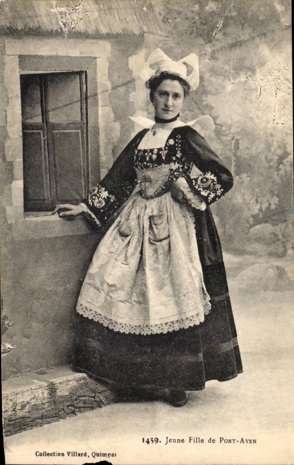 CPA Young girl of Bridge Swallow-hole (folklore costume)