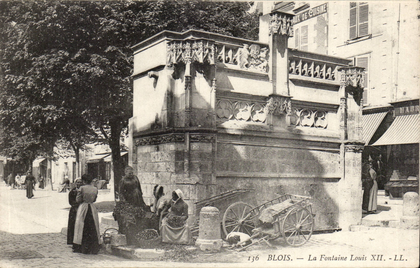 CPA Blois the fountain Louis XII (folklore costume)