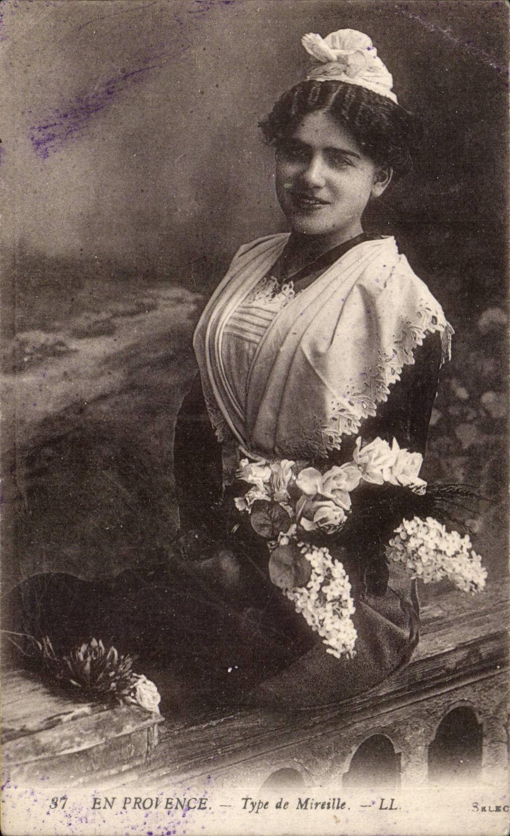 CPA In Standard Provence of Mireille (folklore costume)