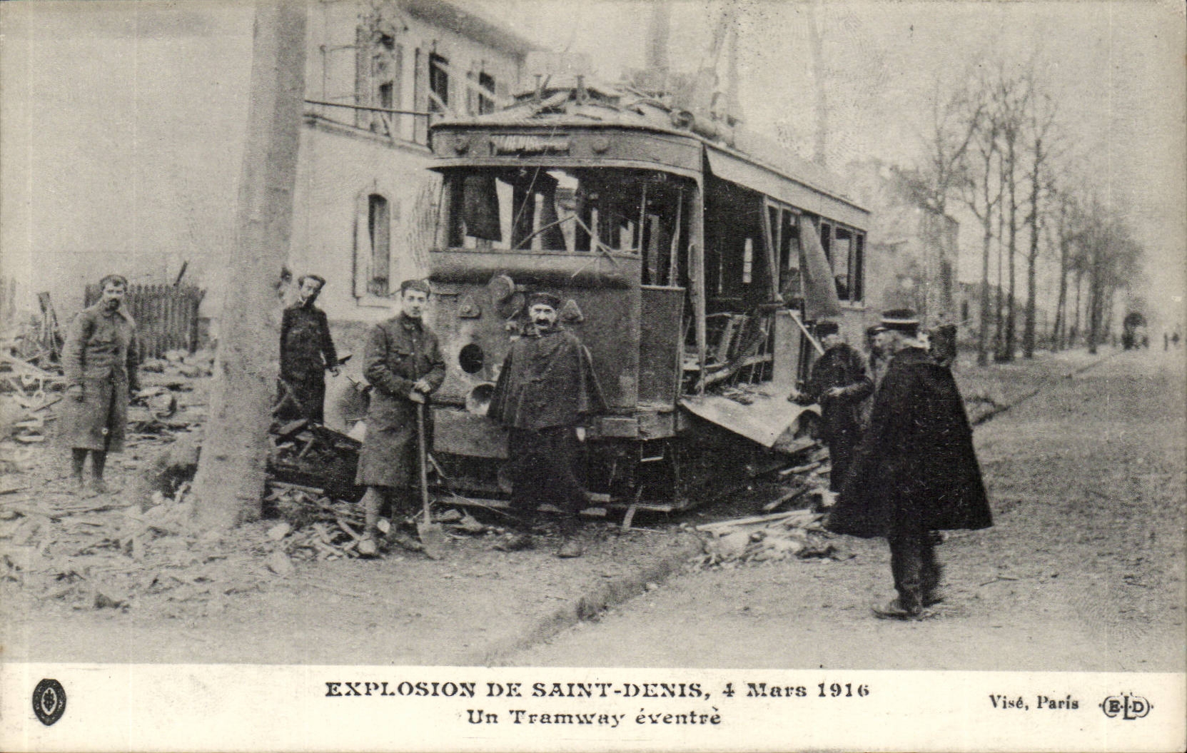 CPA Explosion de Saint Denis 4 mars 1916 Un tramway eventre (pompiers gendarme policier)