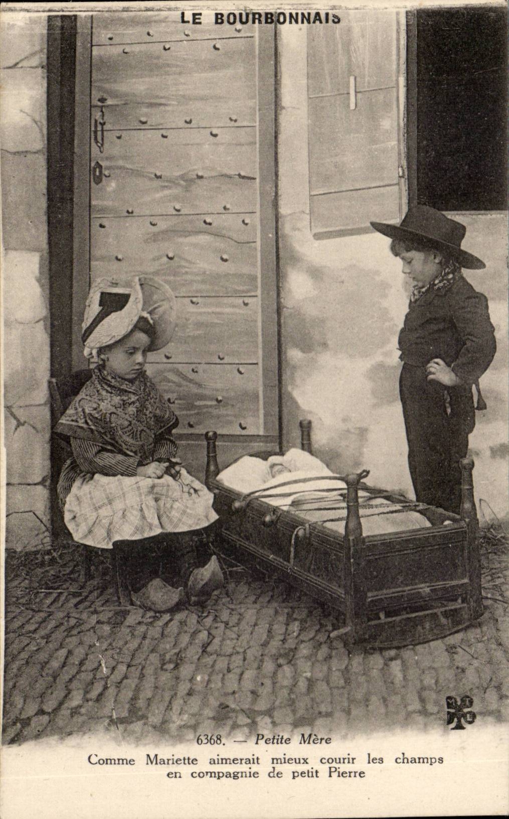 CPA Small mother Bourbonnais (folklore costume)