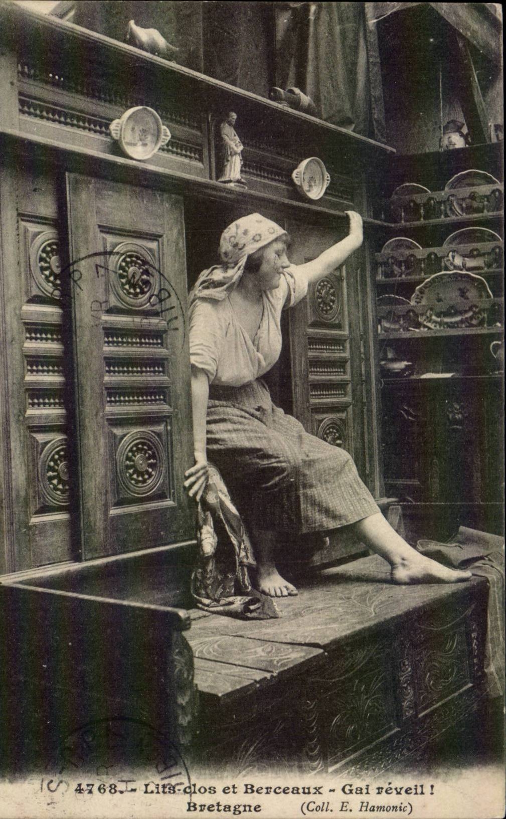 Folklore - Costumes - Brittany - closed Beds and Cradles - Merry Alarm clock - CPA