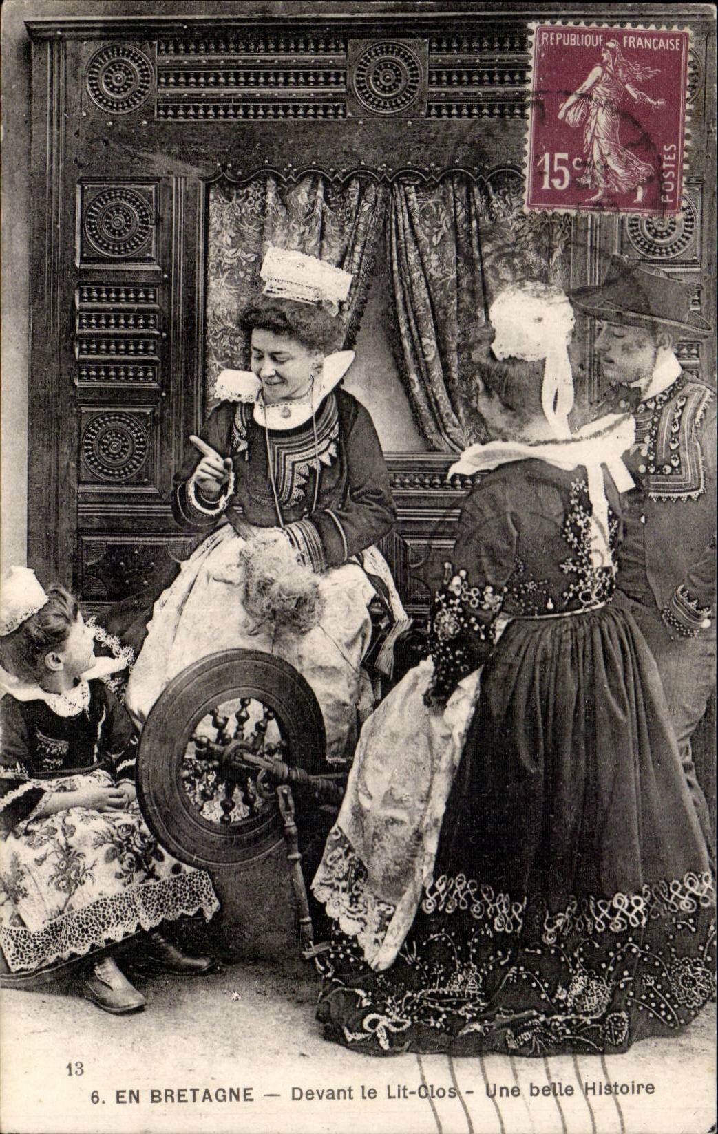 In Brittany In front of the Closed Beds - Wheel - Spinning Wheel - Folklore - Costumes - Hairstyle - CPA