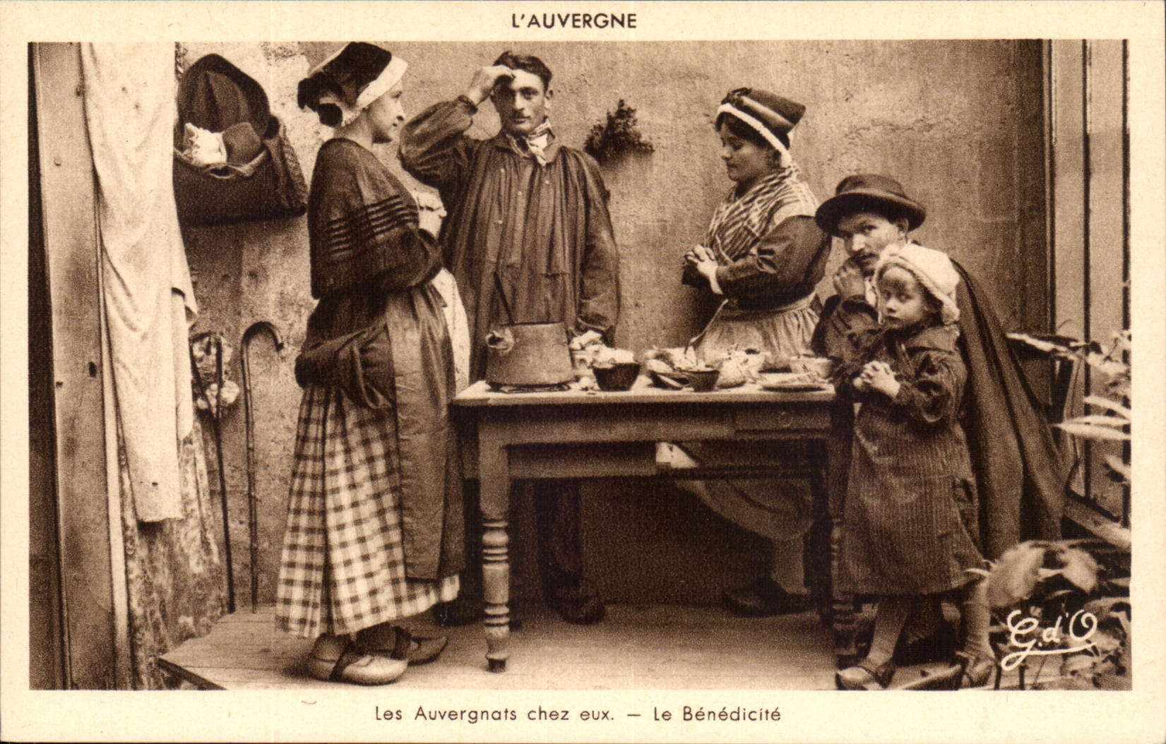 Auvergne - Auvergnats on their premises - the Grace - CPA