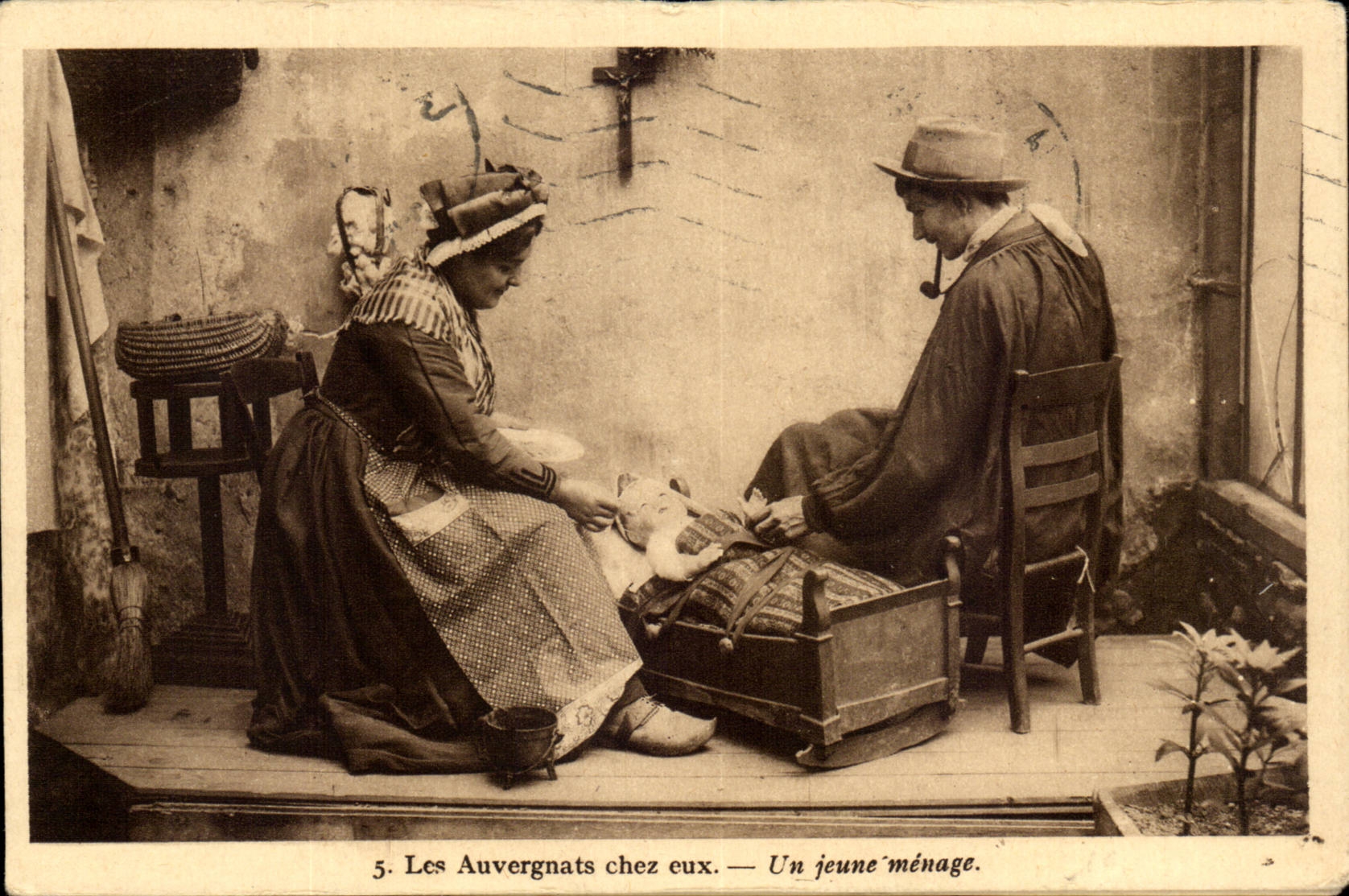 Auvergne - Folkore - Costumes - Auvergnats on their premises - young couple - baby - cradle - pipe - CPA