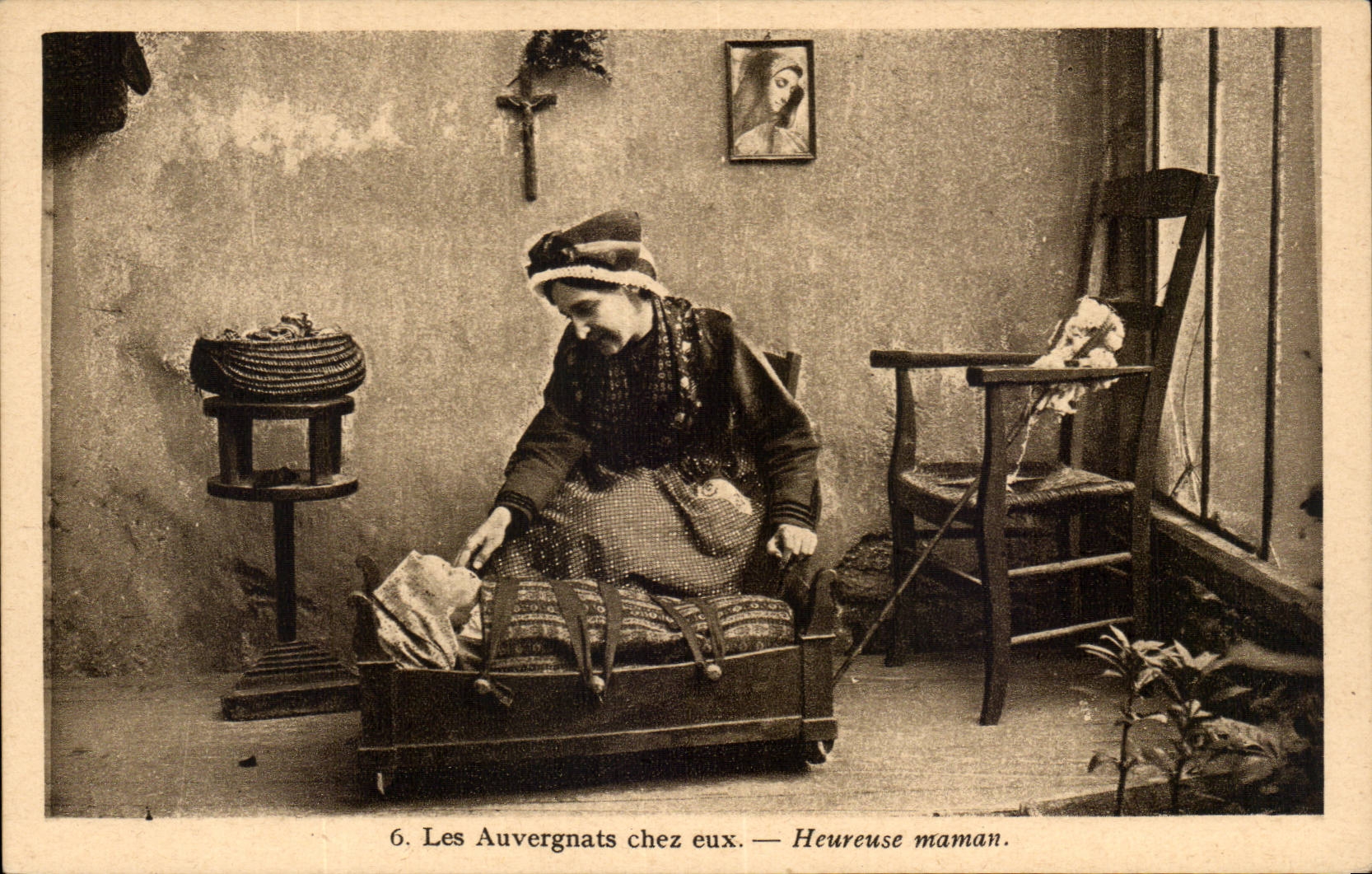 Auvergne - Folkore - Costumes - Auvergnats on their premises - Happy Mom - baby - cradle - pipe - CPA