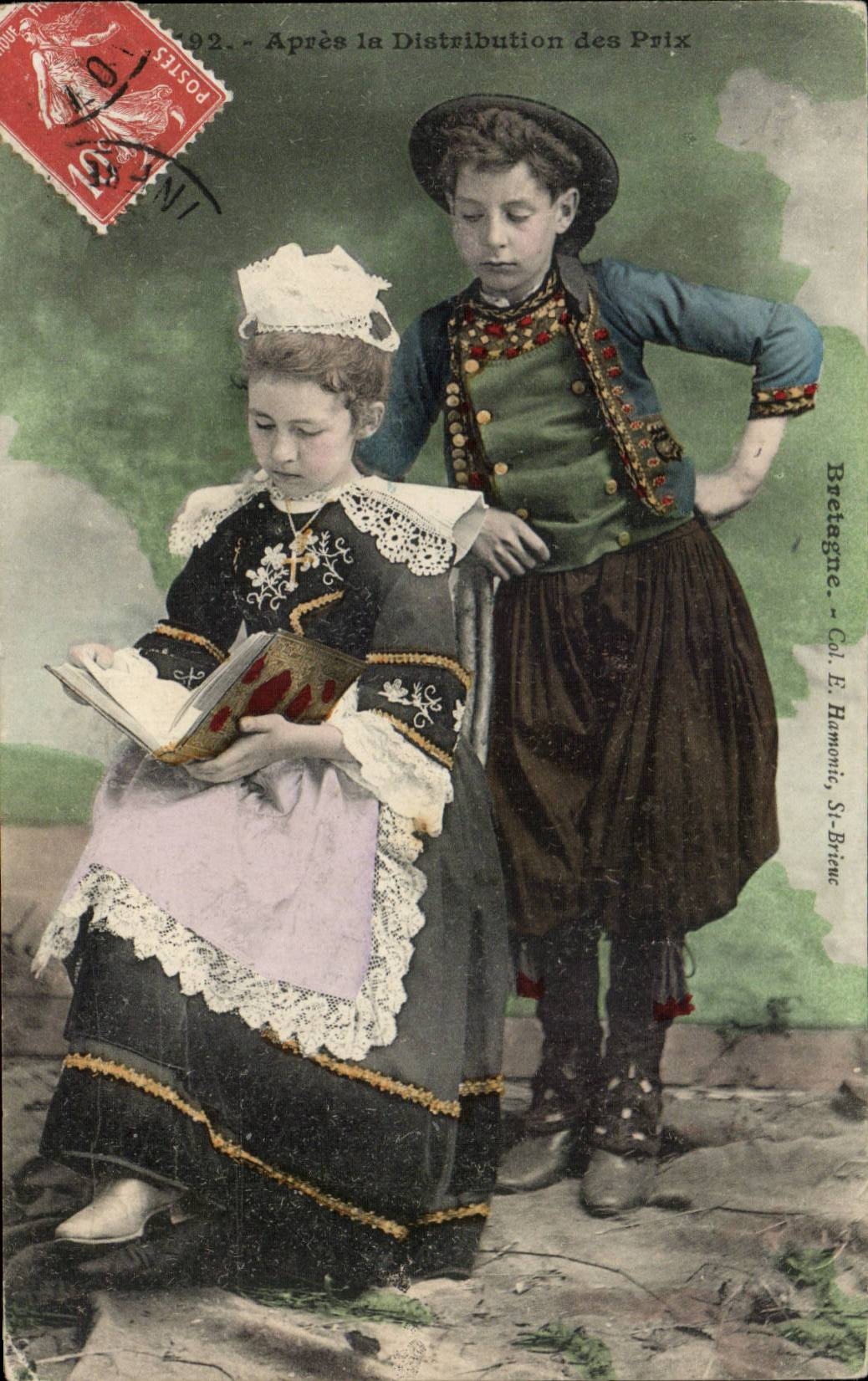 Folklore - Costume - Brittany - Children - After the Distribution of price - CPA