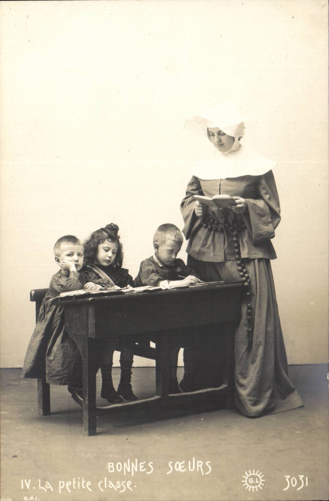 Folklore - Costumes - Nuns - the Small Class - CPA