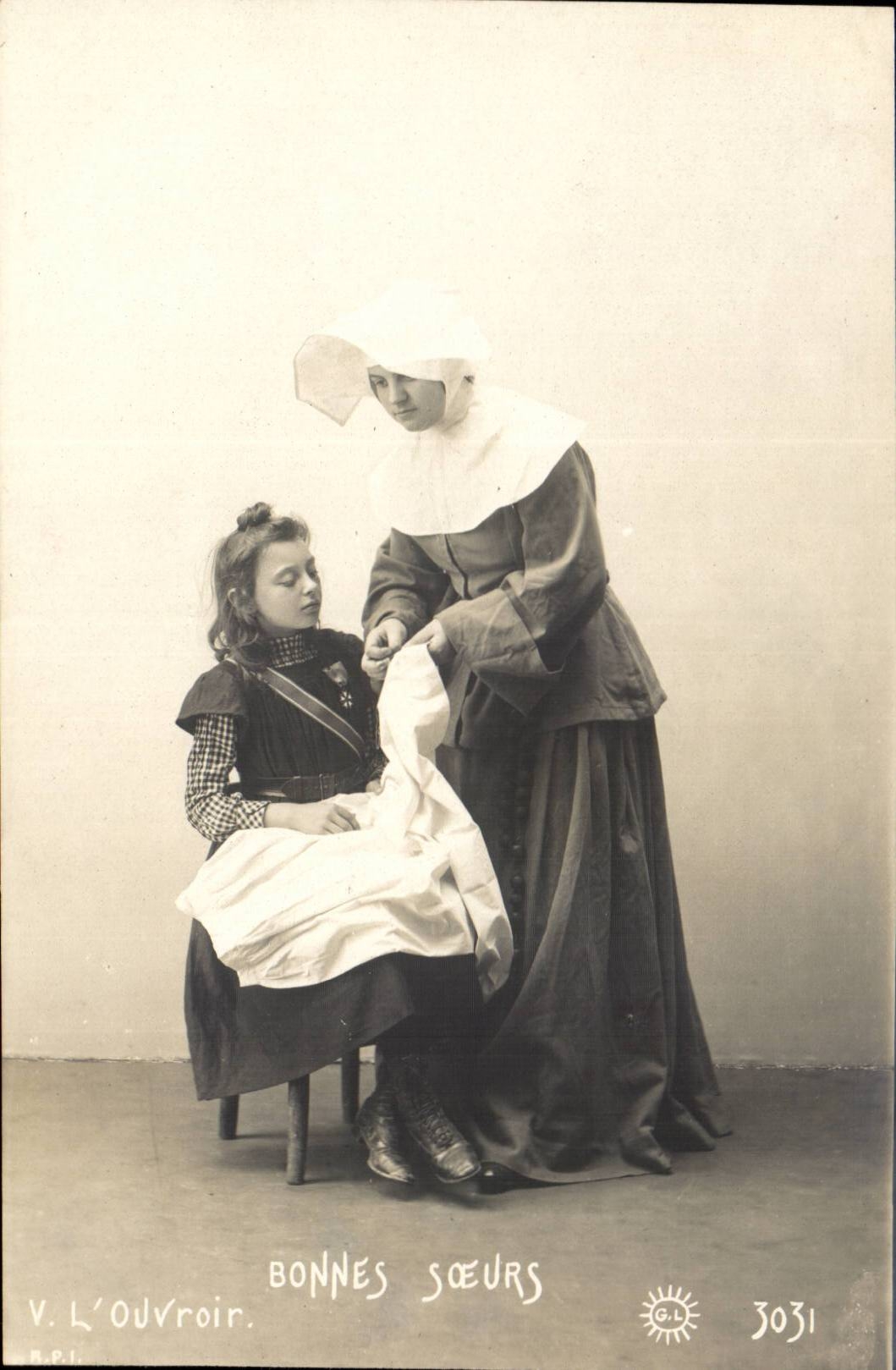 Folklore - Costumes - Nuns - the Sewing room - child - CPA