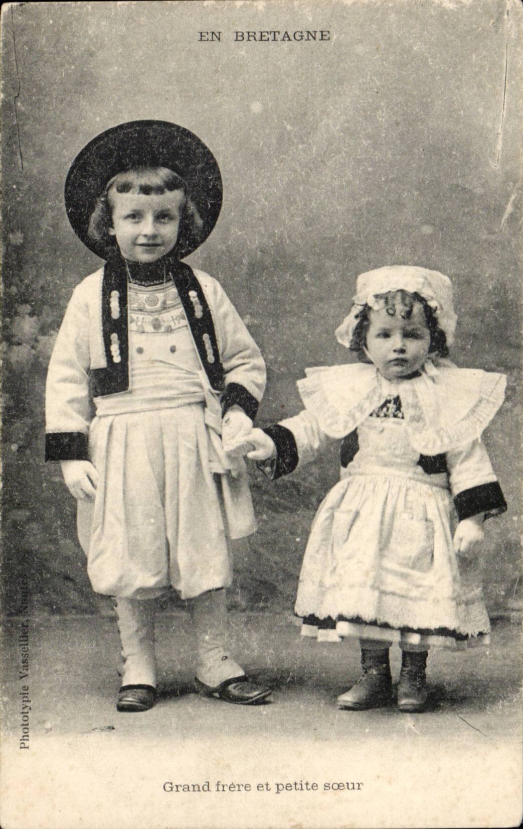Folklore - Costumes - Children - In Brittany - Adorable children - CPA