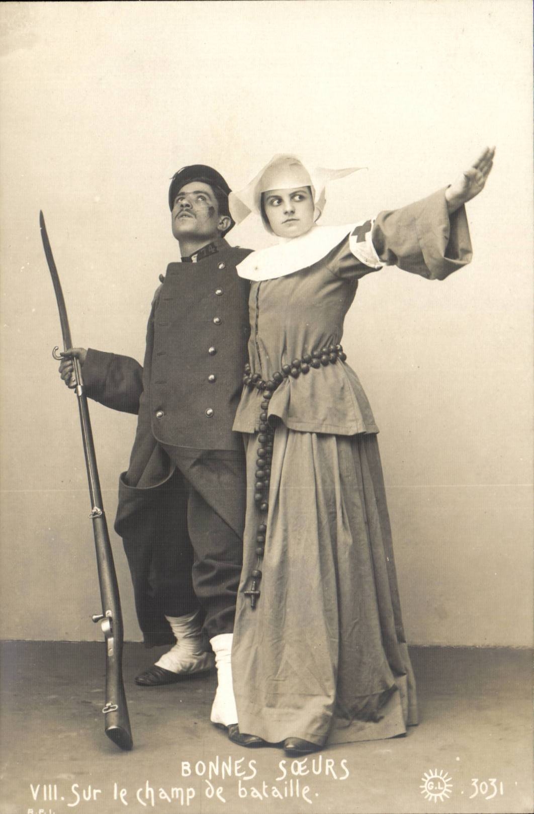 Folklore - Costumes - Nuns - nun in dress - on Battle field CPA