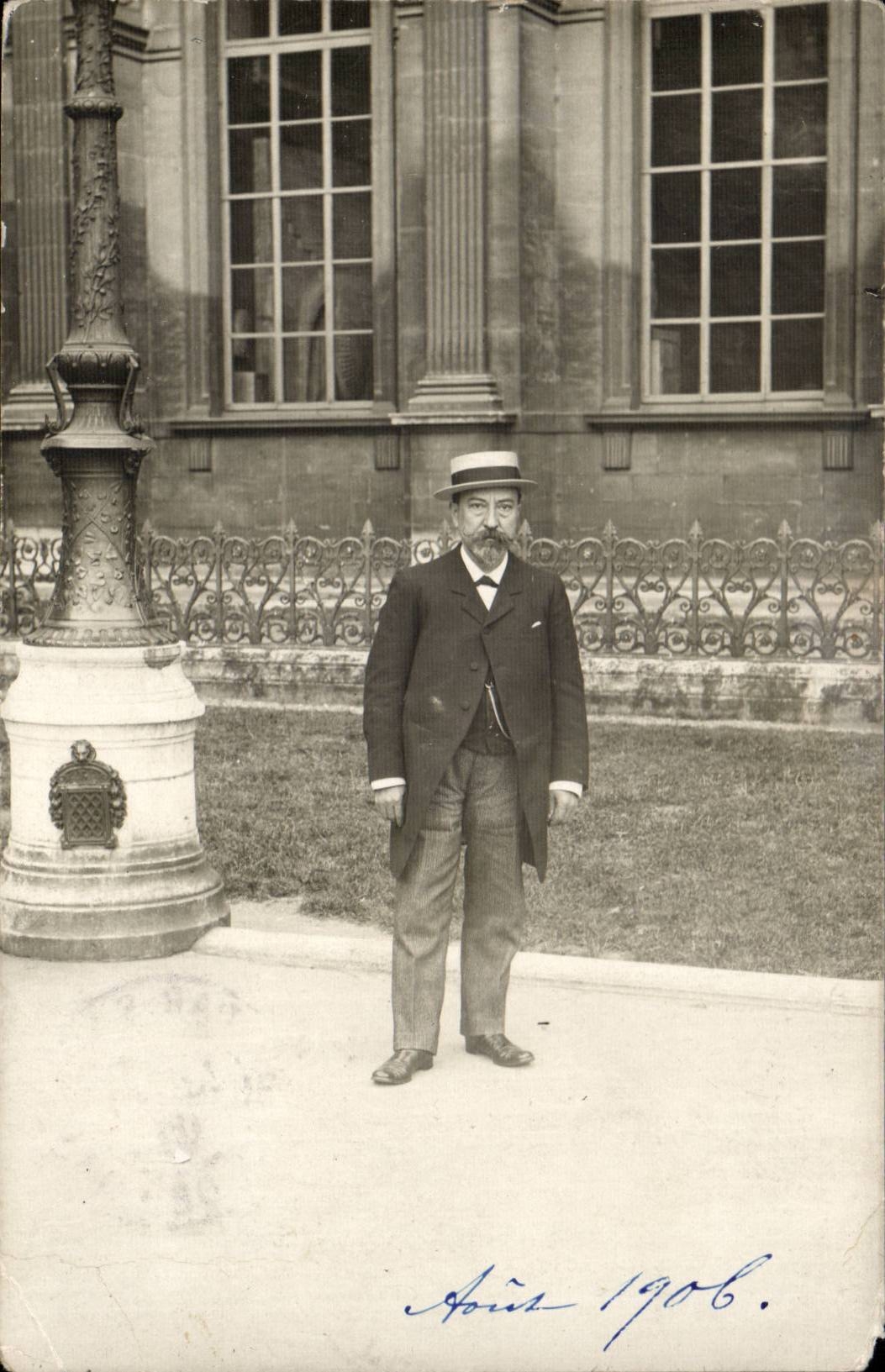 Real photo Middle-class Paris in a park (costume)