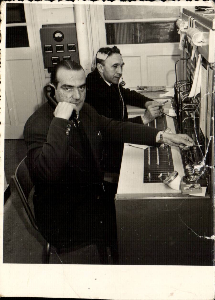 Wirklicher Foto Mann-Operator des Telefons