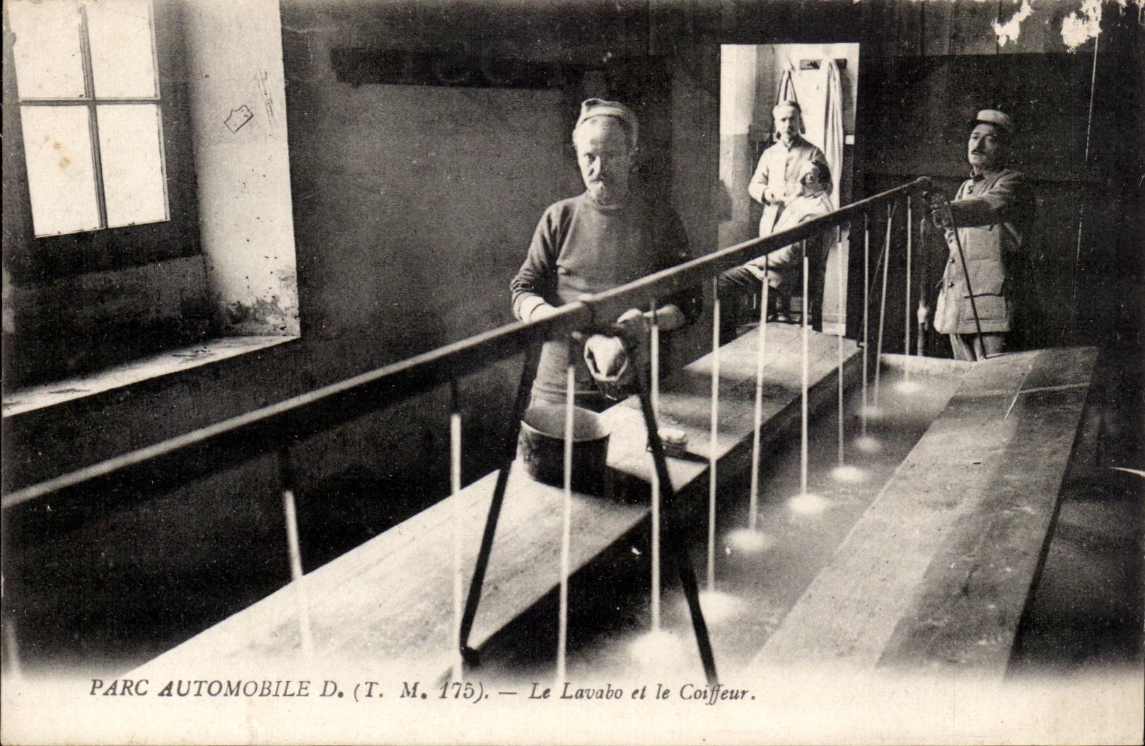 CPA Militaria Car fleet the wash-hand basin and the hairdresser