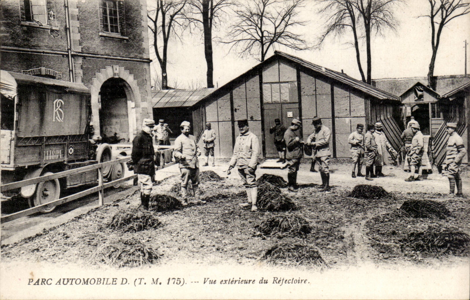 CPA Militaria Car fleet Seen external of the refectory
