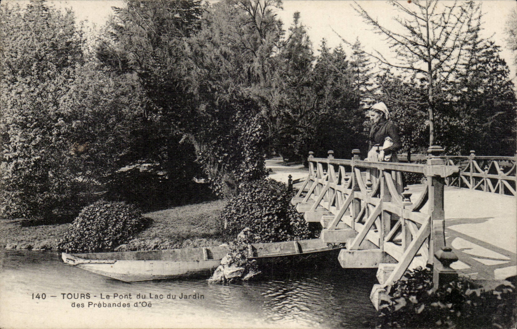 CPA Tours Le pont du lac du jardin des Prebandes d'Oe (folklore femme coiffe)