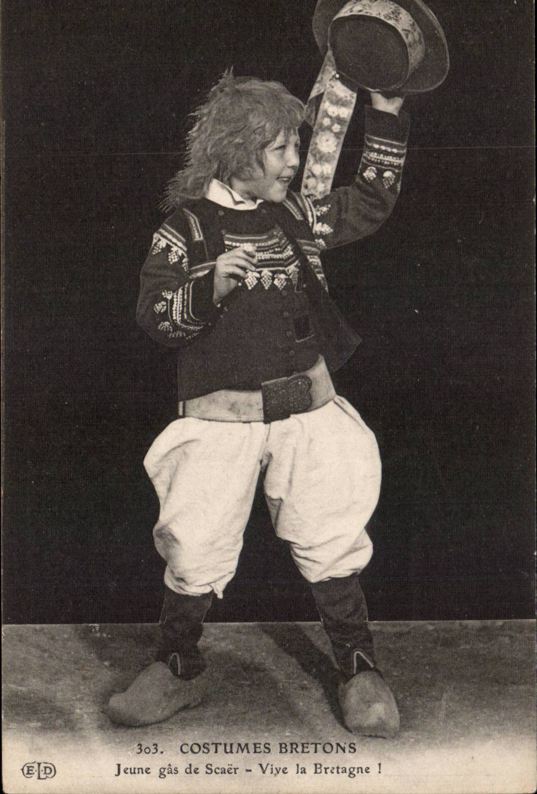 CPA Folklore Breton Costumes Jeune gas of Scaer Lives Brittany!
