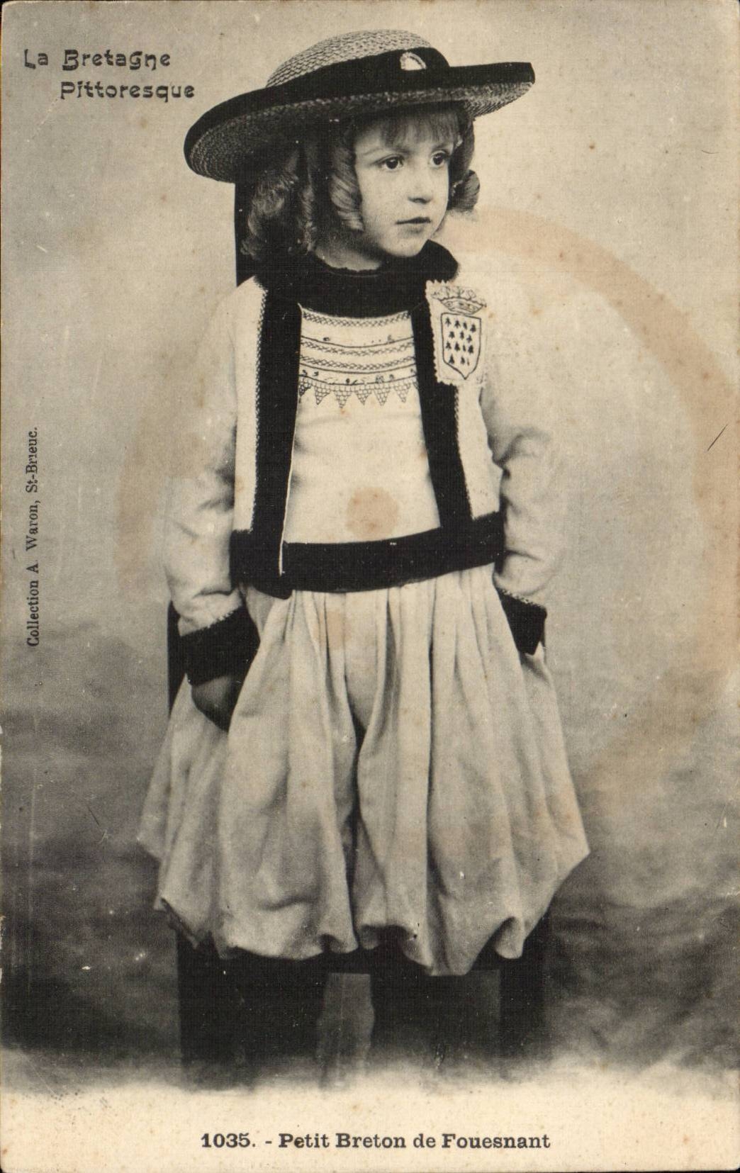 CPA Breton small Folklore of Fouesnant