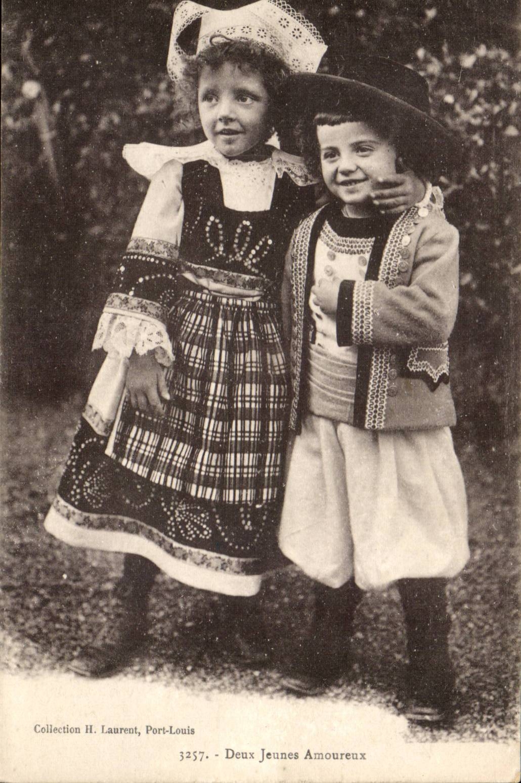 CPA Folklore Two young people in love