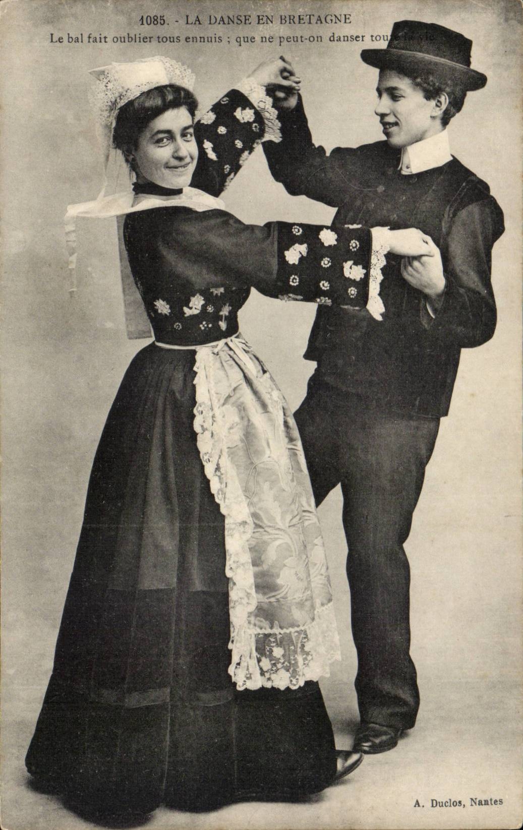 The dance in Brittany CPA the ball makes forget all troubles