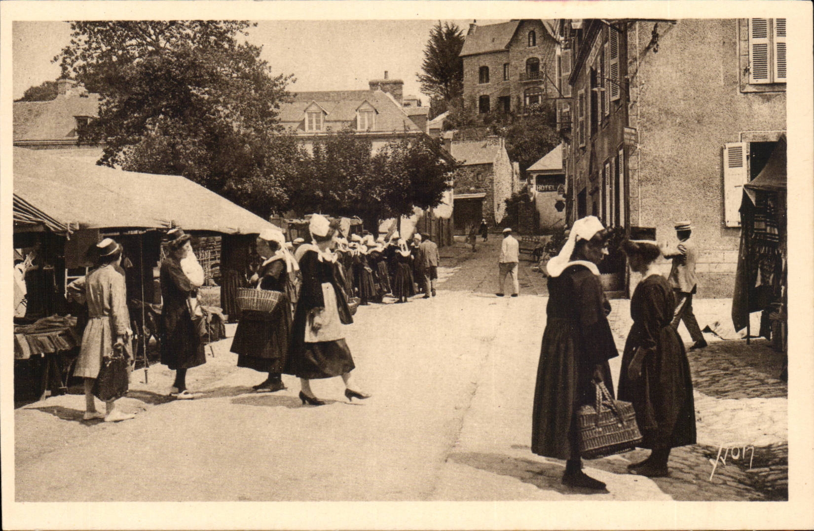 Pont Aven CPA La places village (folklore caps)