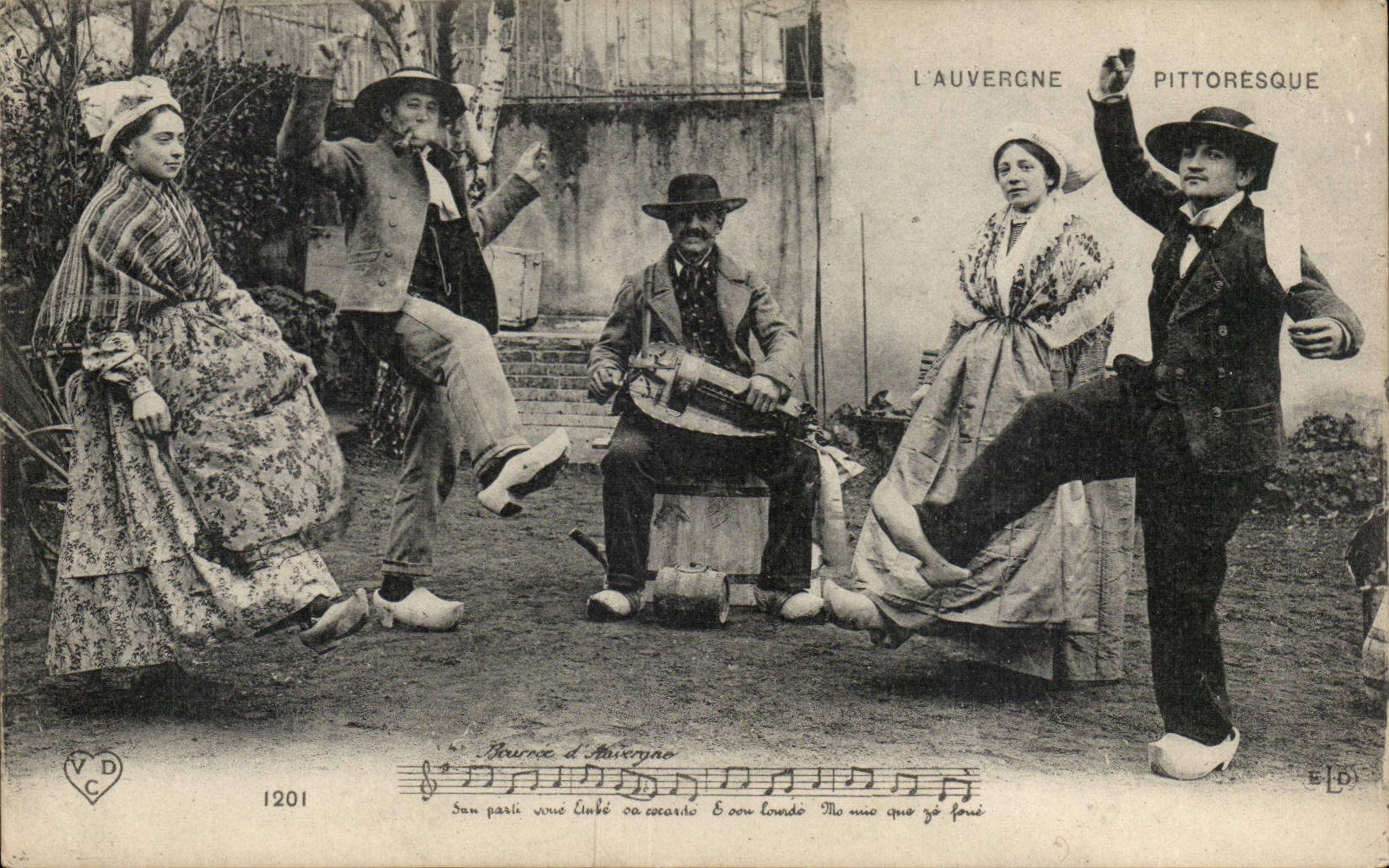 Auvergne - Auvergne Types - Bouree - dance - music - song CPA