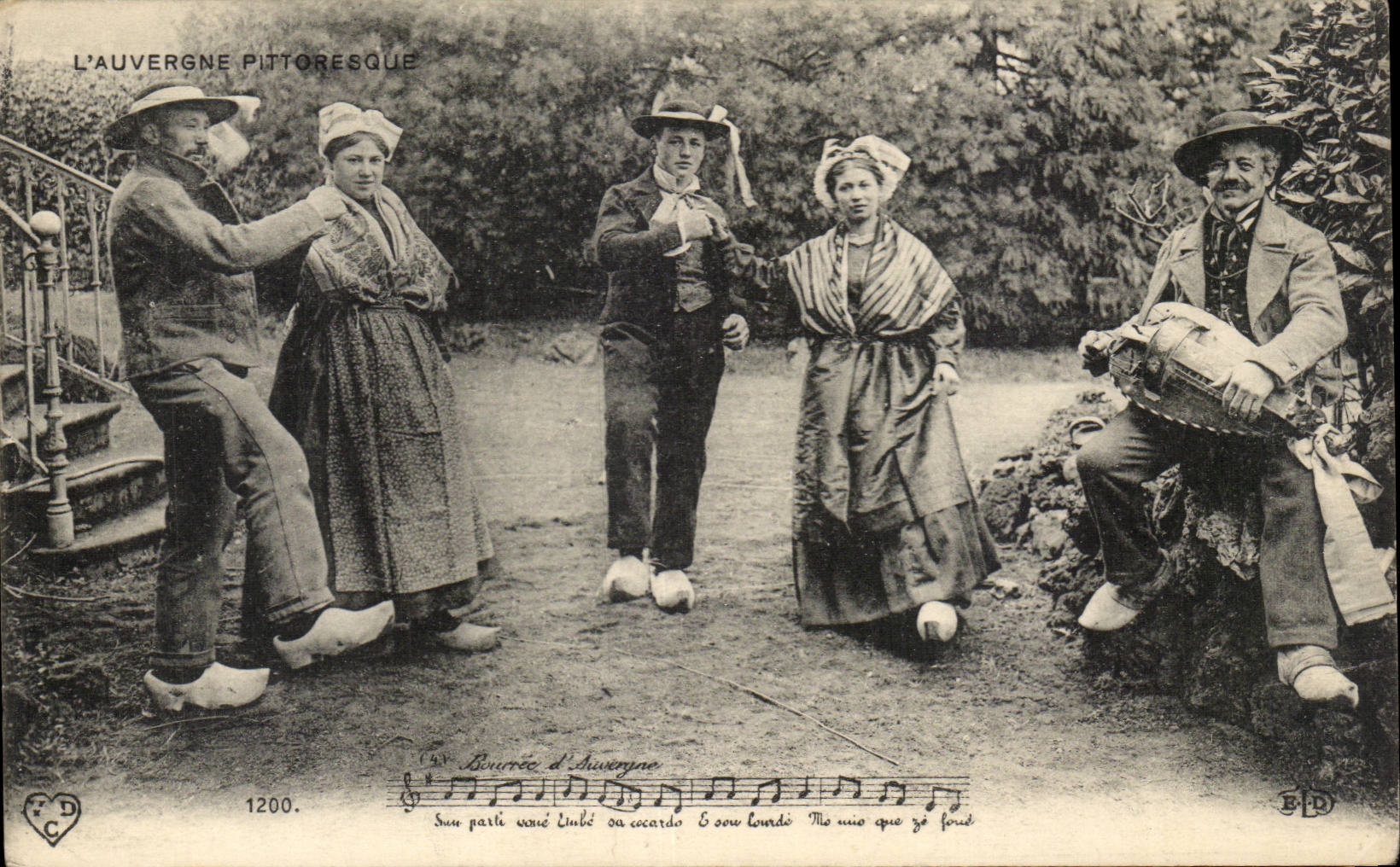 Auvergne - Auvergne Types - Bouree - dance - music - song CPA