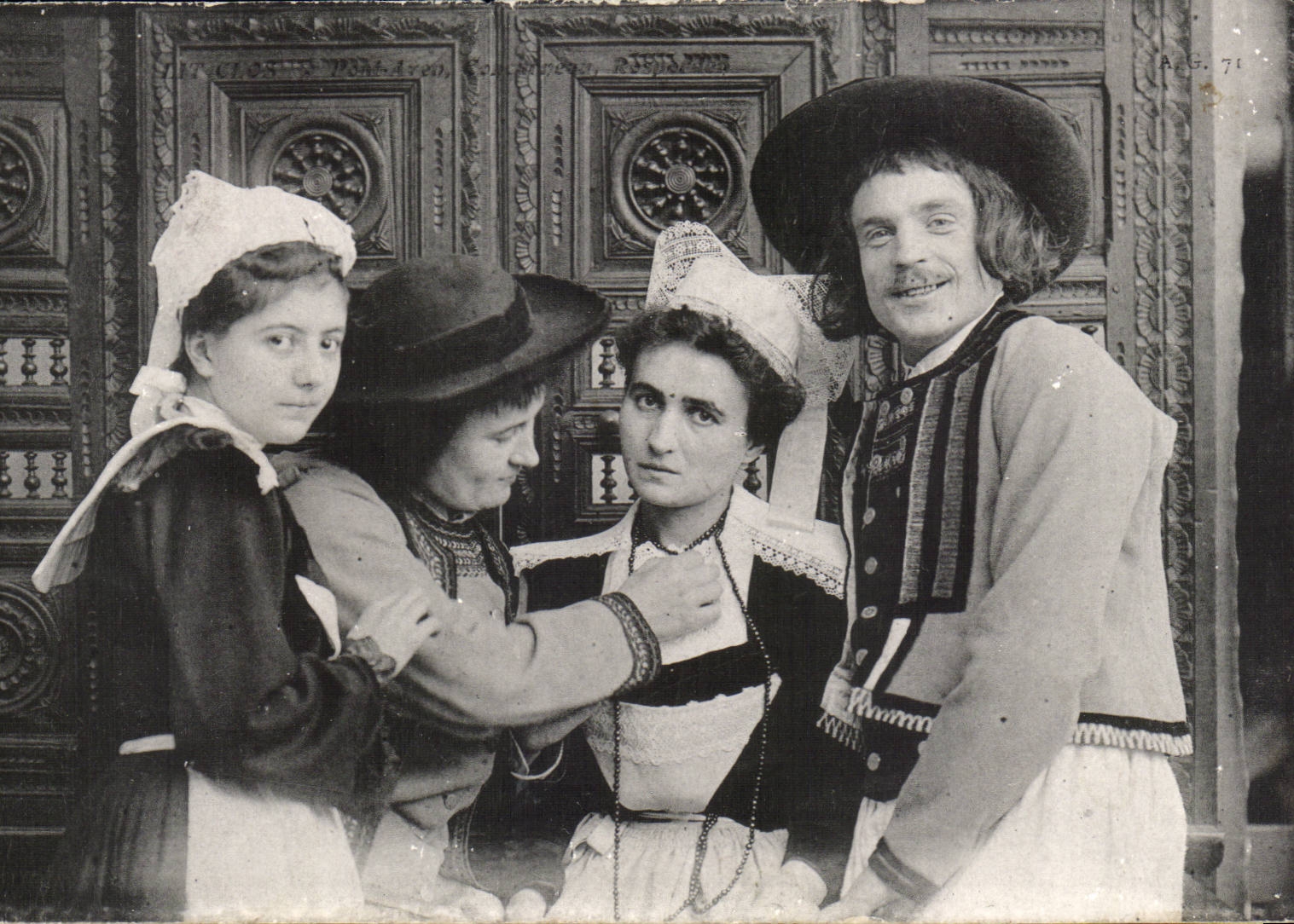 Folklore - Costumes - In Brittany - Familie - CPA