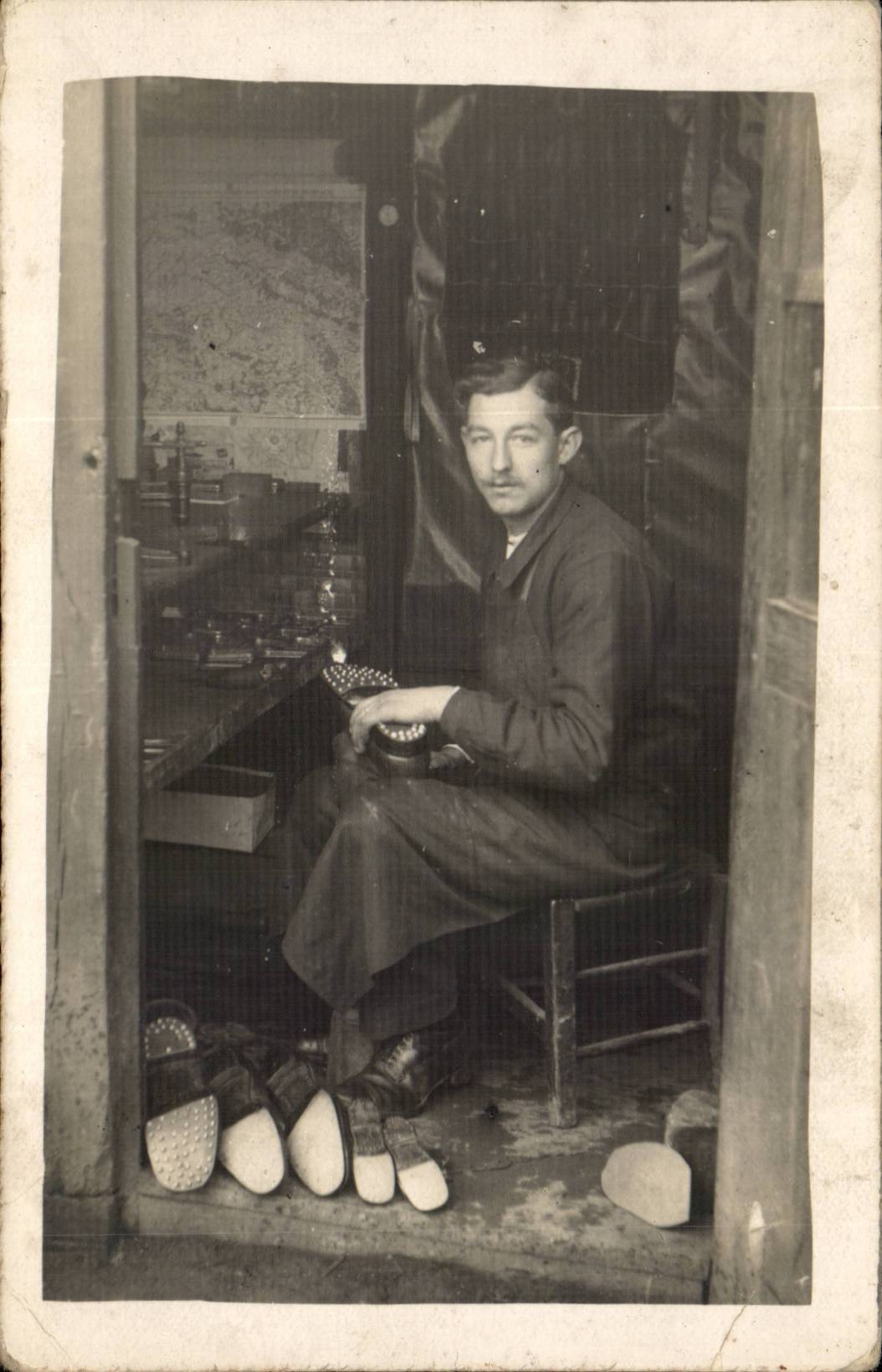 Fantasy - Man - shoes - Man with gentle eyes selling wooden shoes - CPA Coordonnier Trades