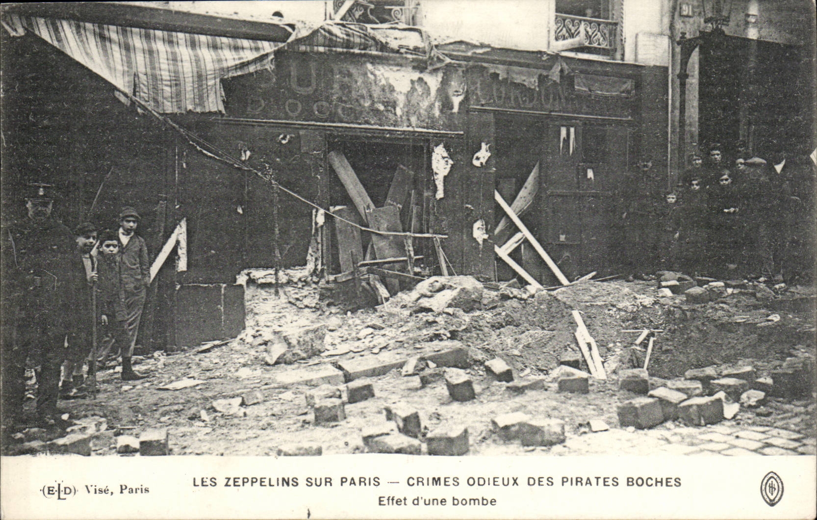 Paris - Les Zeppelins sur Paris - Crimes Odieux - des Pirates Boches- effet de bombe - CPA