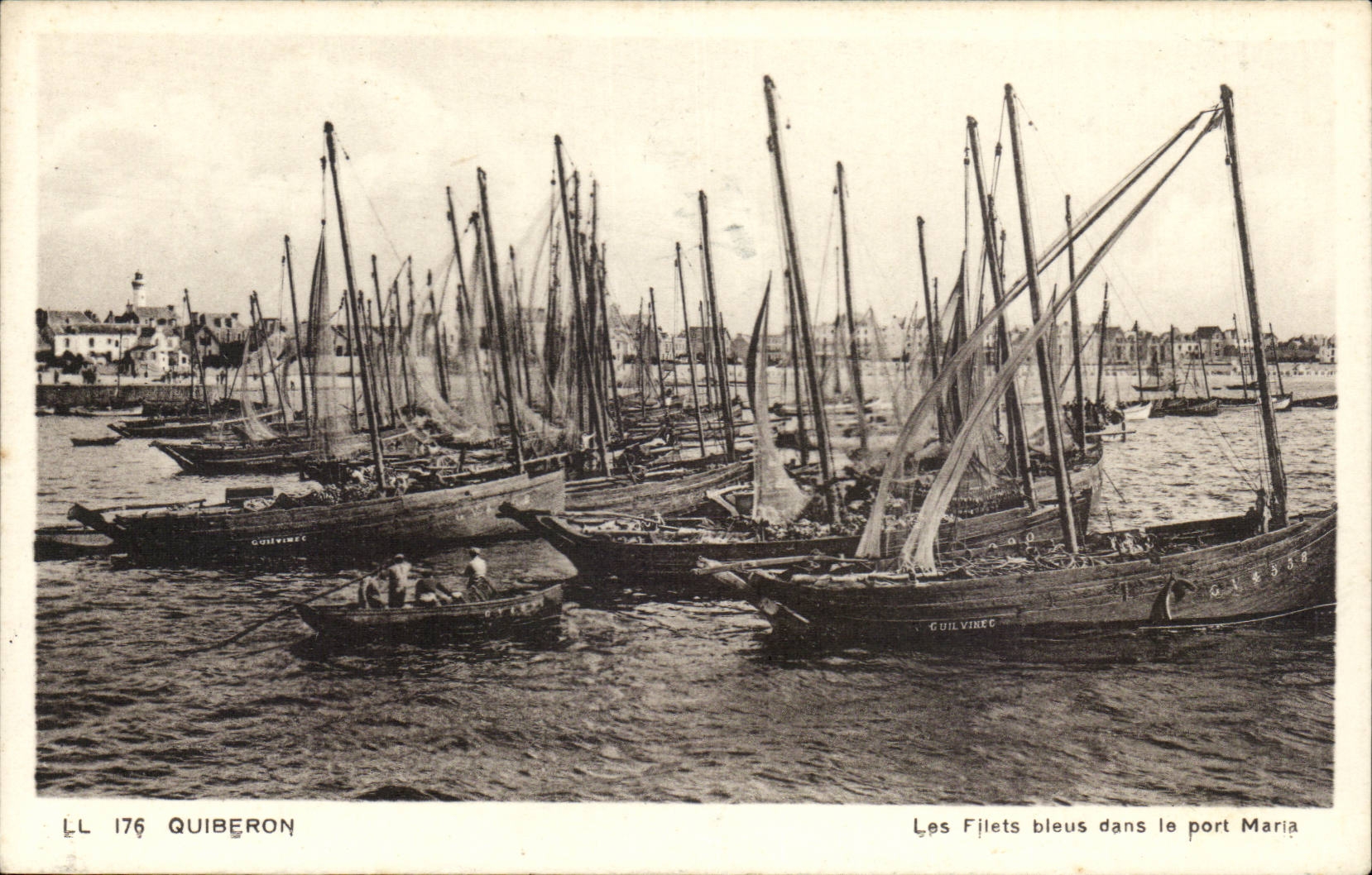 Quiberon - blue nets in the Maria port - CPA