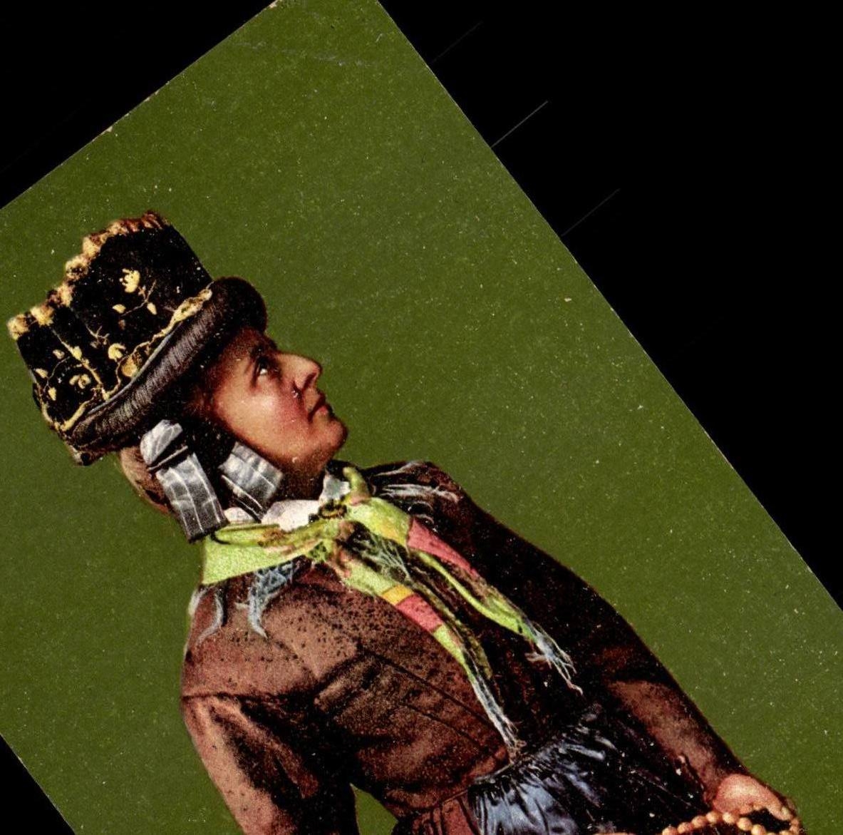 Royal family - Kt Wallis - Frauentracht aus dem Goms - CPA