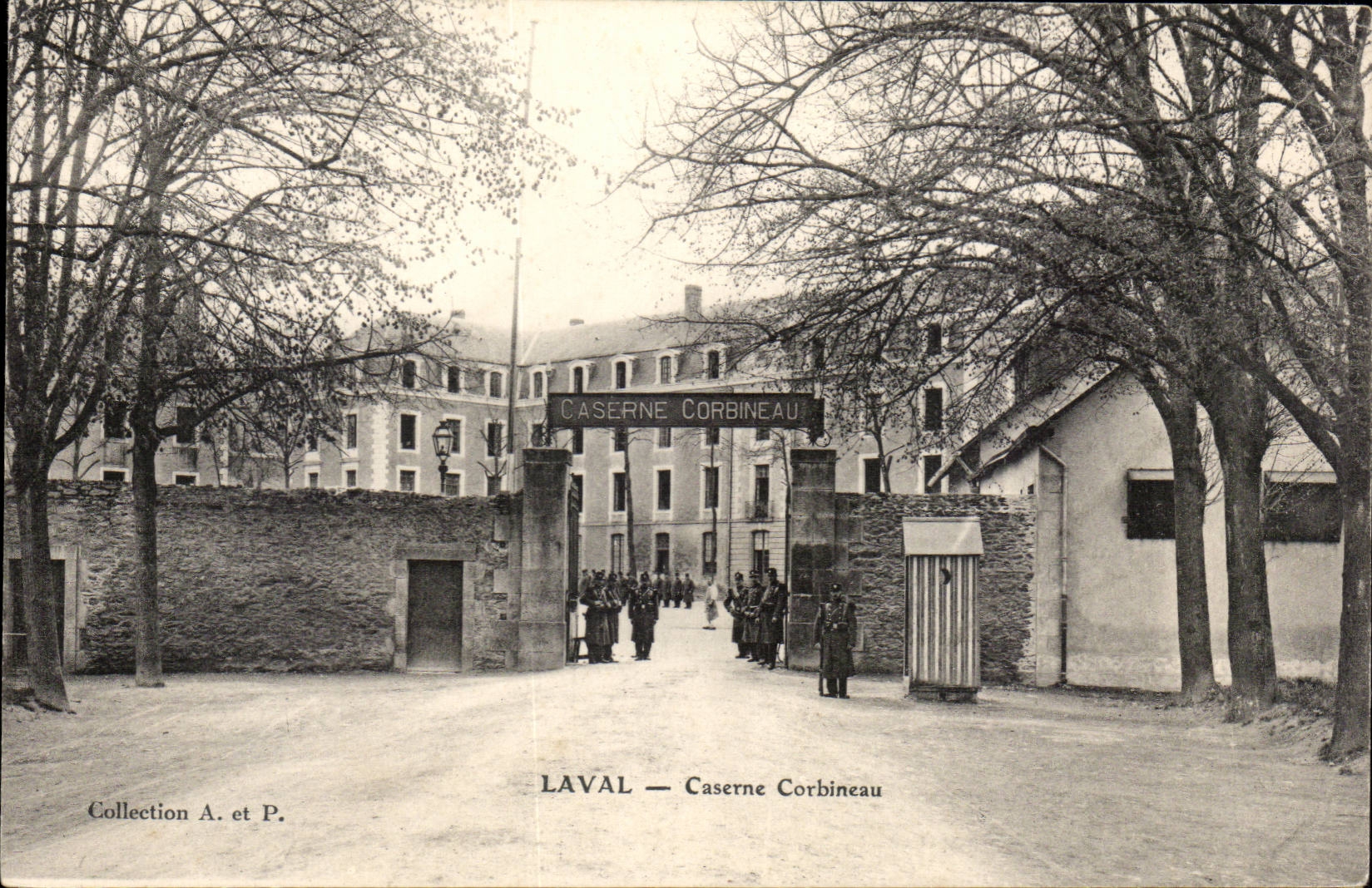 Laval - Caserne Corbineau - CPA 
