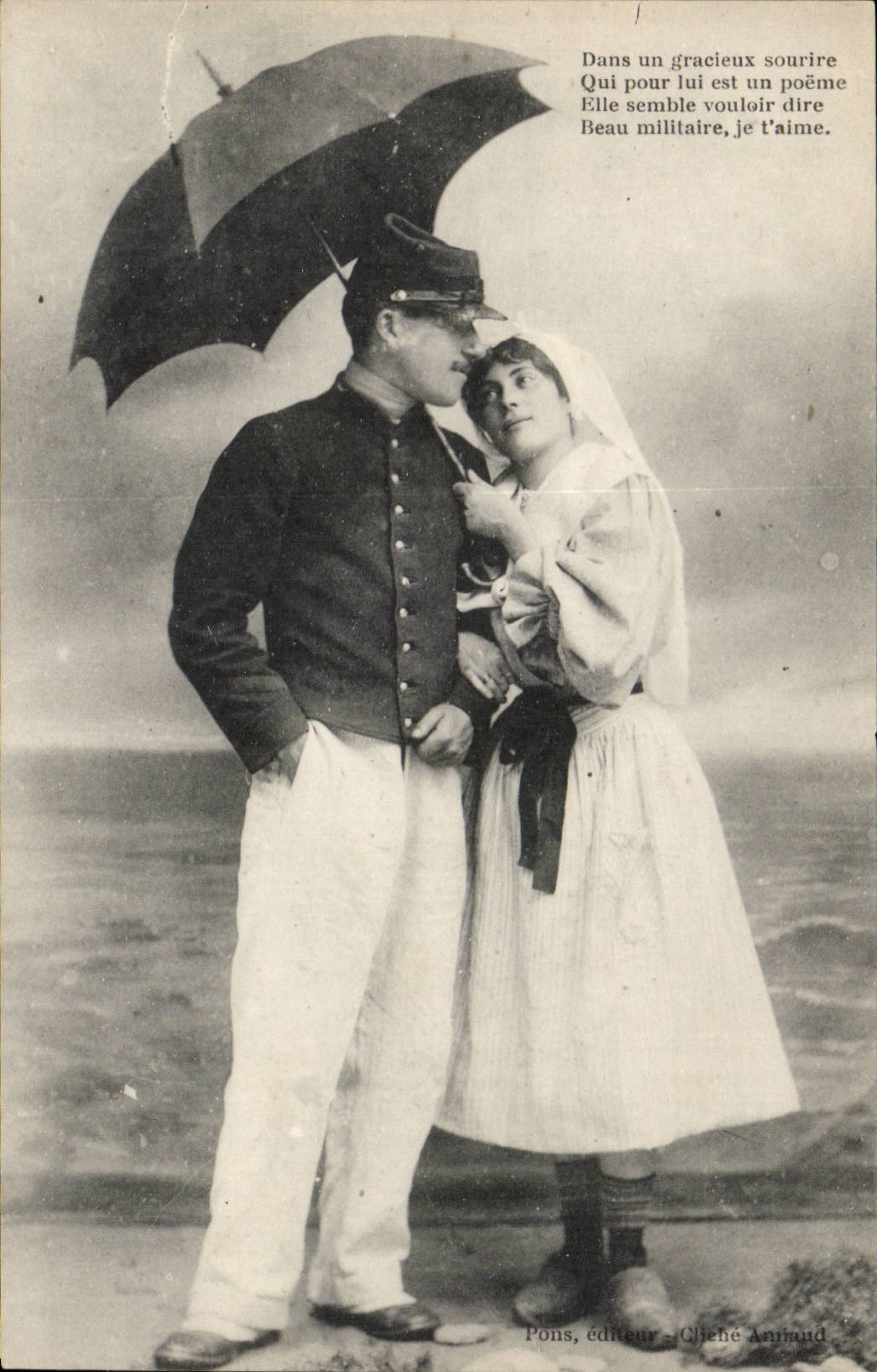 Fantaisie - Femme - Couple - Dans un gracieux sourire qui pour lui un poeme - parapluie - soldat - CPA 