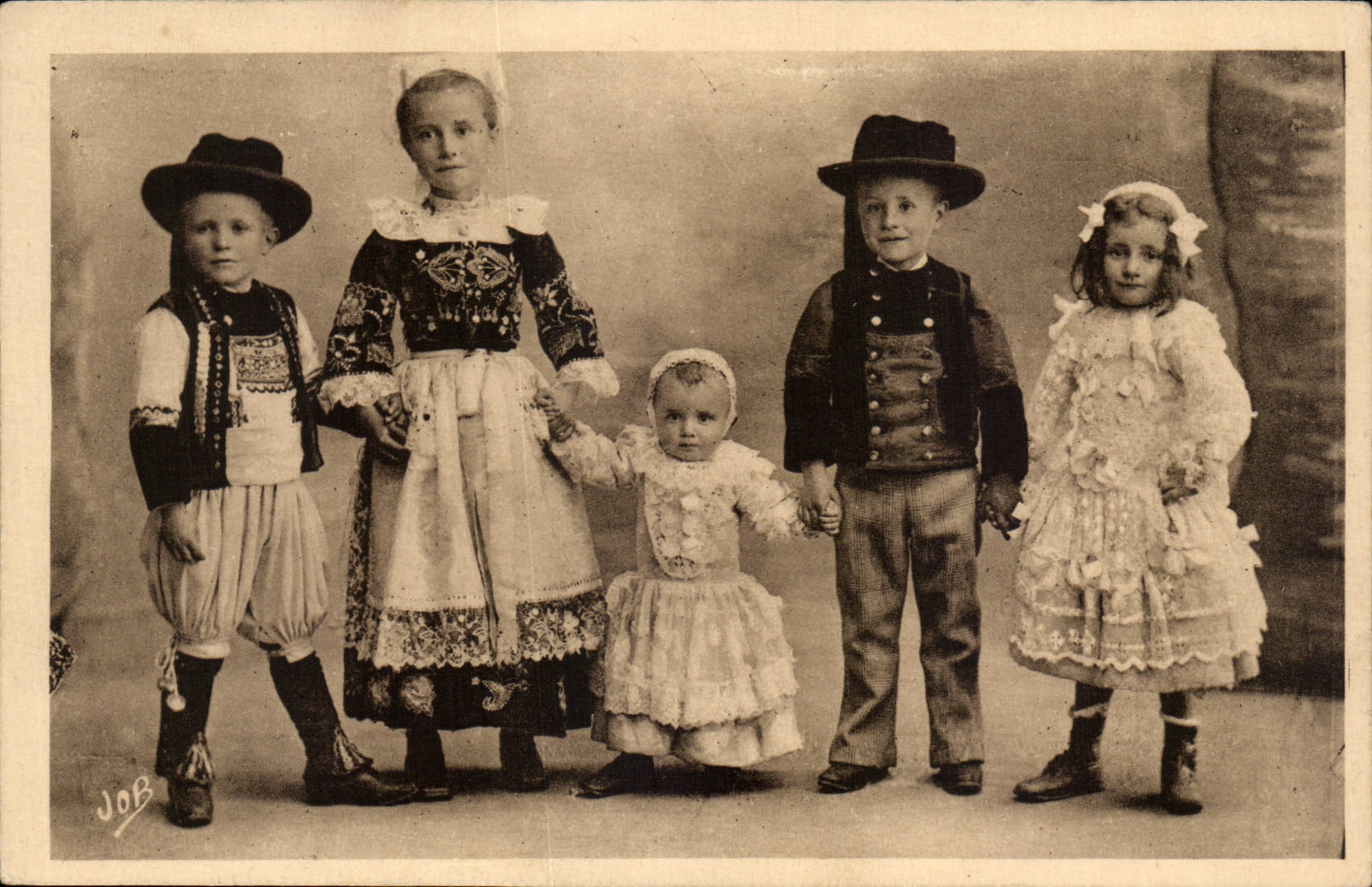 Fantasy - Children - Foklore Costumes - adorable children in traditional clothing - CPA