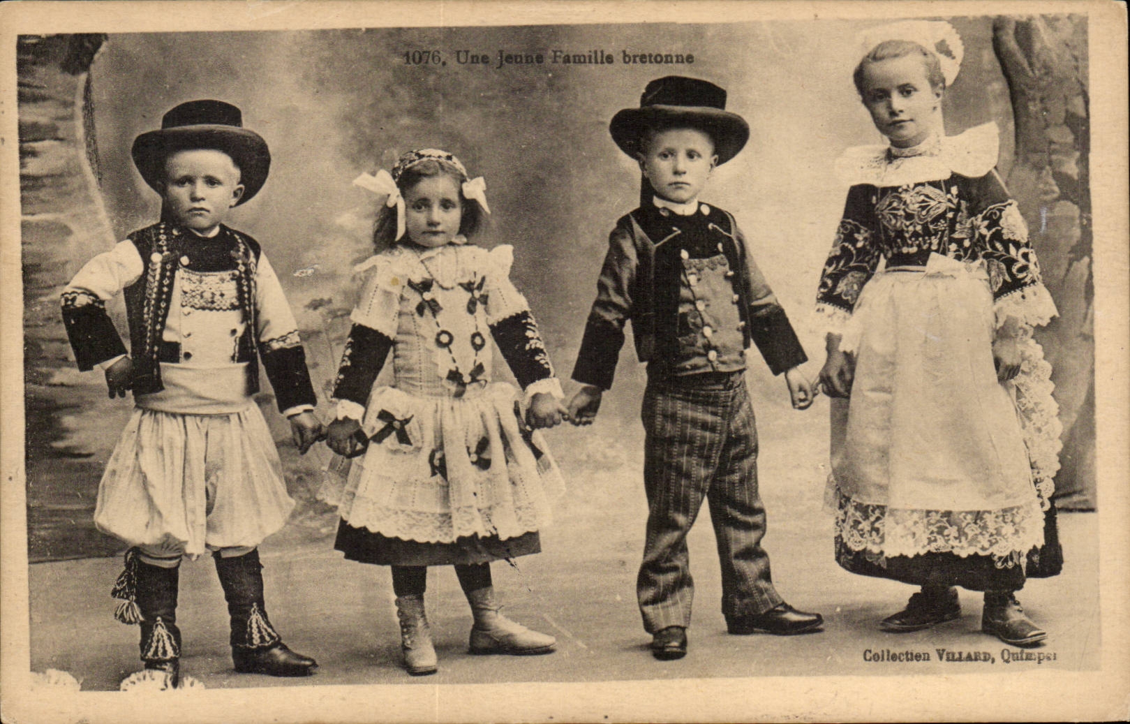 Fantasy - Children - Folklore Costumes - adorable Family Breton children in traditional clothing - CPA