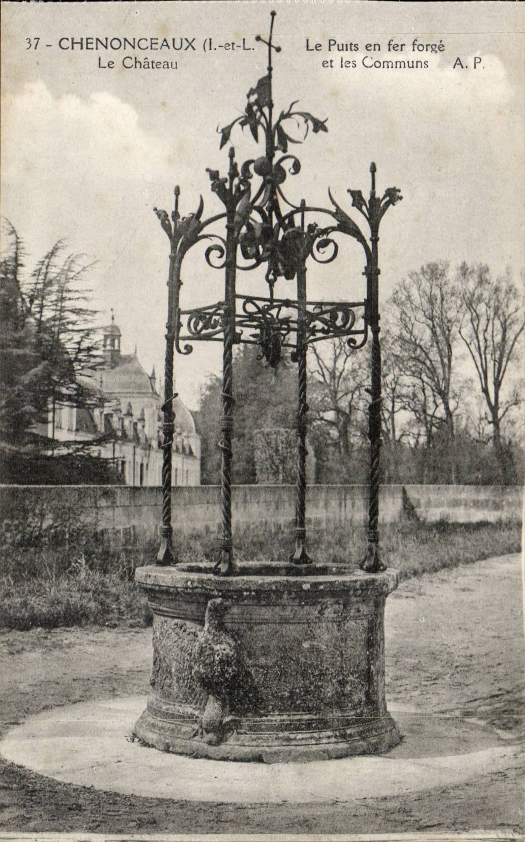 Chenonceaux - Le Chateau - Le Puit en fer forges et les Communs - CPA