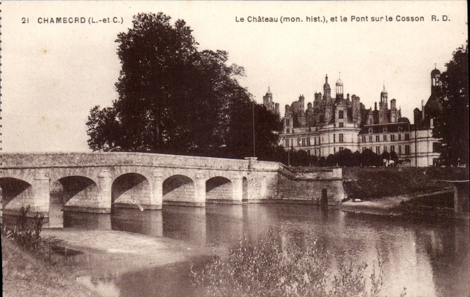 Chambord - Le Chateau et le Pont sur le Cosson CPA