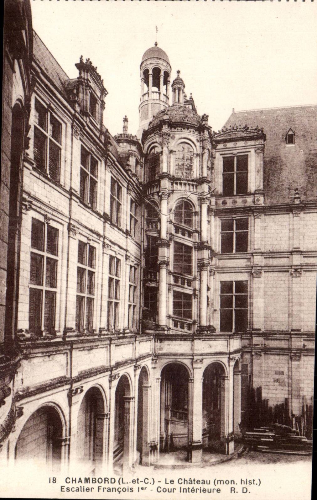 Chambord - Escalier Francois 1 - Cour Interieur - Le Chateau CPA 