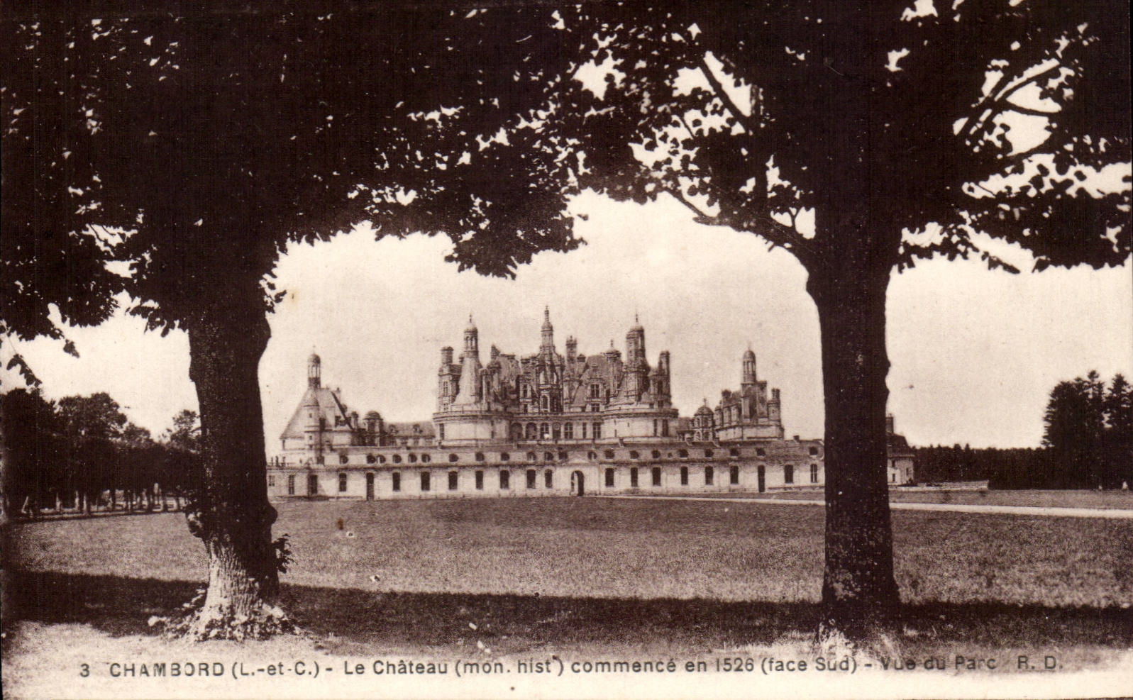 Chambord - Le Chateau commence en 1528 - vue du Parc CPA 