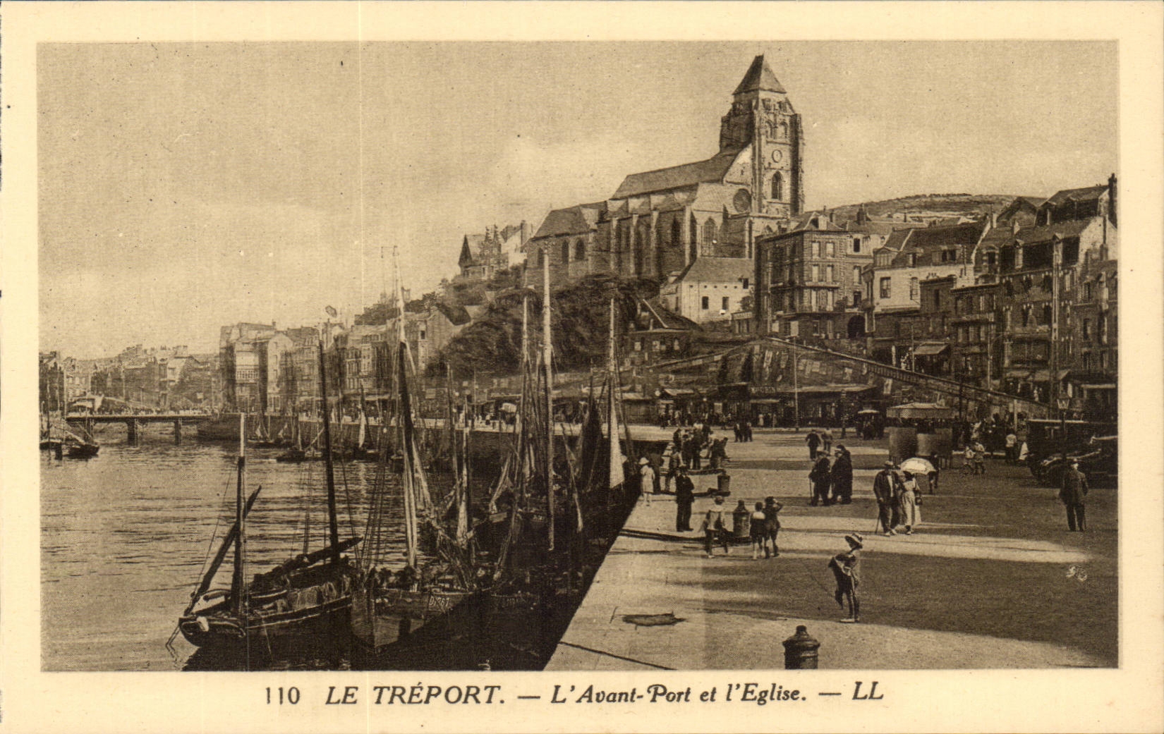 Treport - vor Hafen und der Kirche - CPA