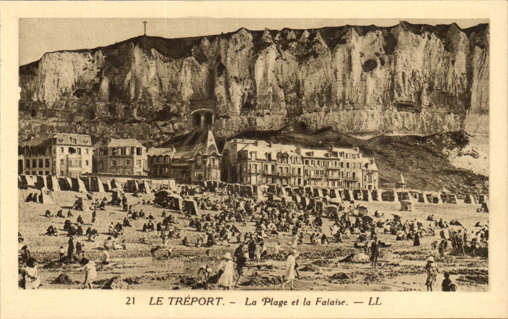 Treport - der Strand und die Klippe - CPA