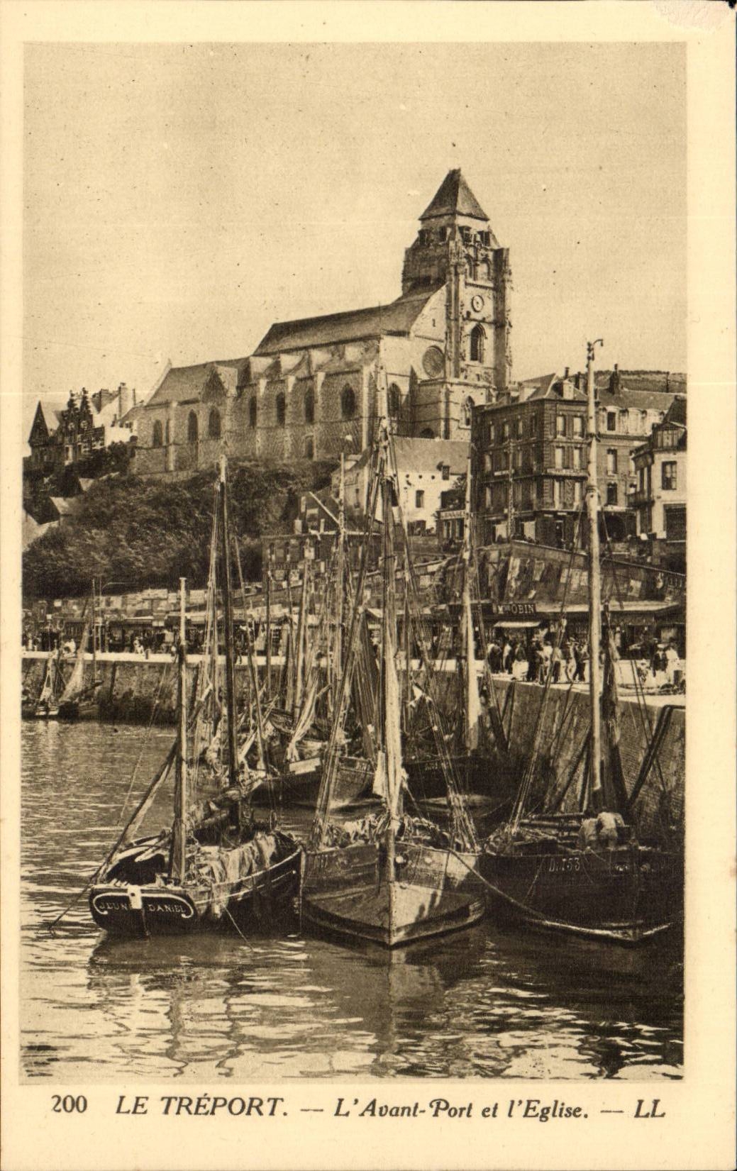 Treport - vor Hafen und der Kirche - CPA