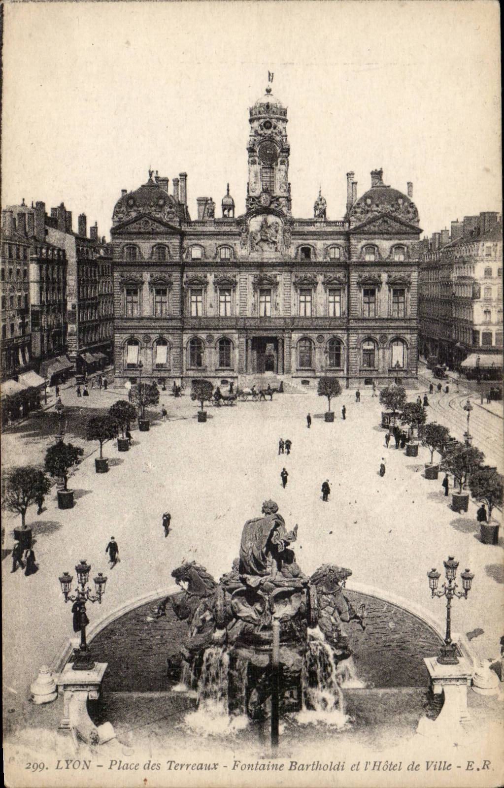 Lyon - Ort Terraux - Bartholdi Brunnen- und des Rathauses - CPA