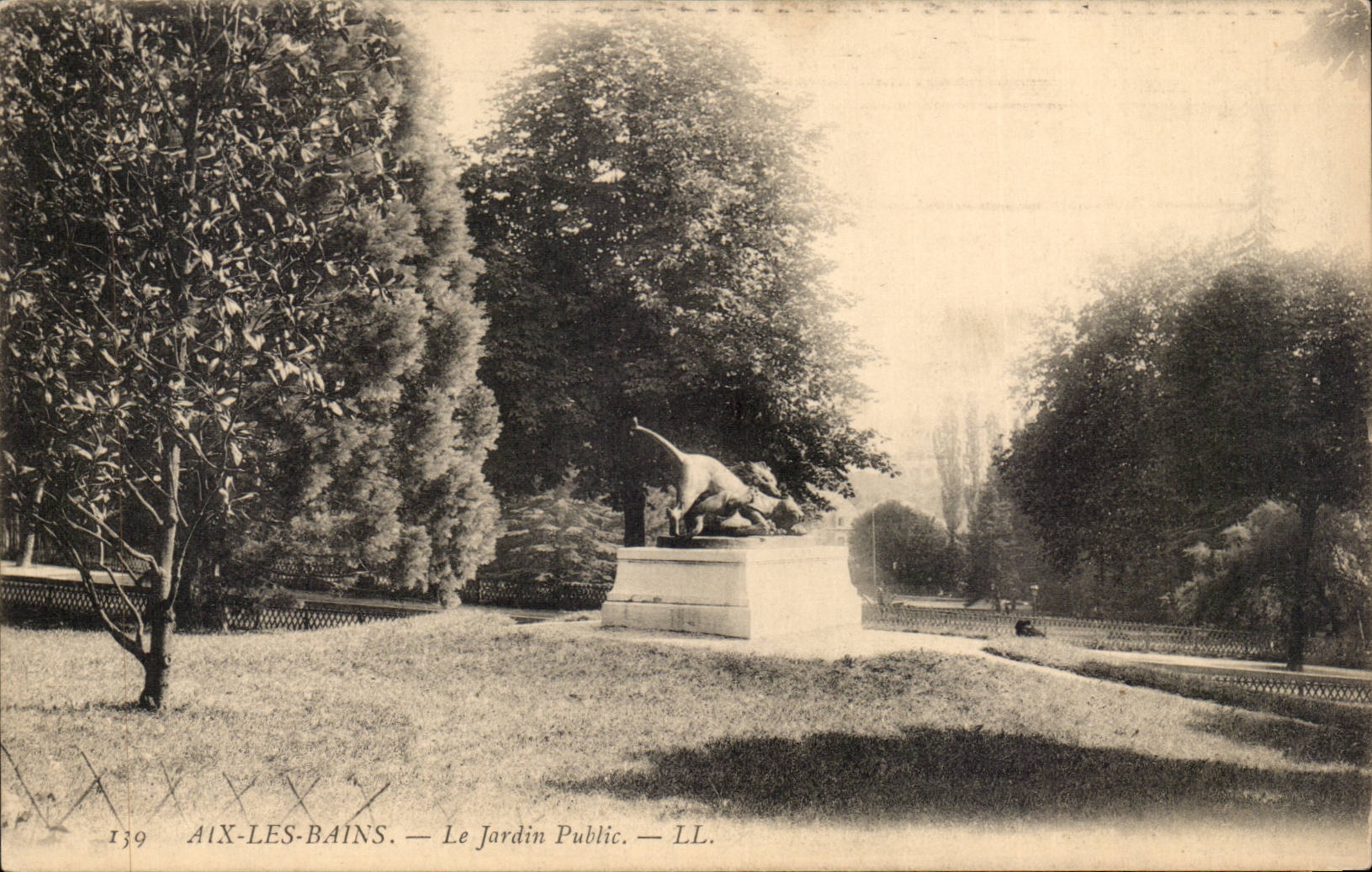 CPA Aix les Bains the public ajrdin (lion)