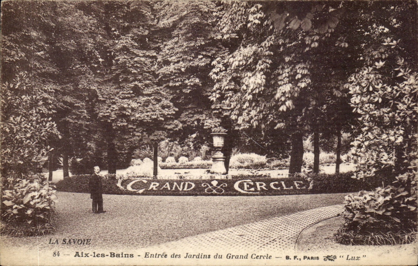 CPA Aix les Bains Entrance of the gardens of the Large Circle