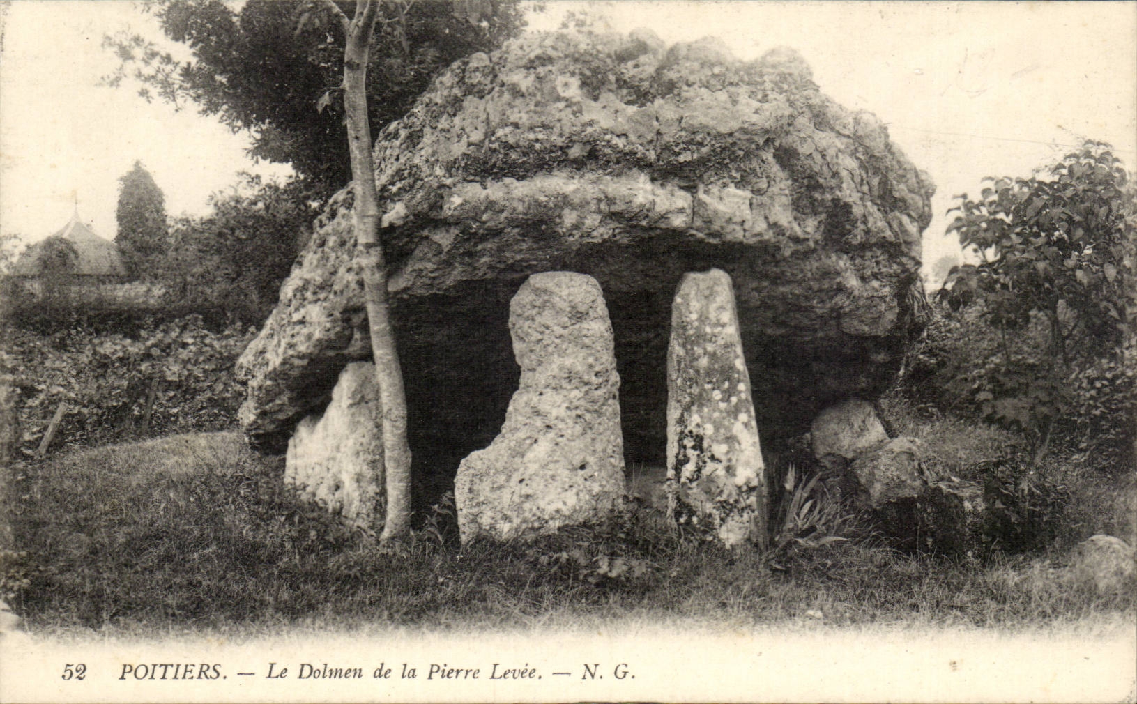 CPA Menhir Poitiers Dolmen the dolmen of the raised stone