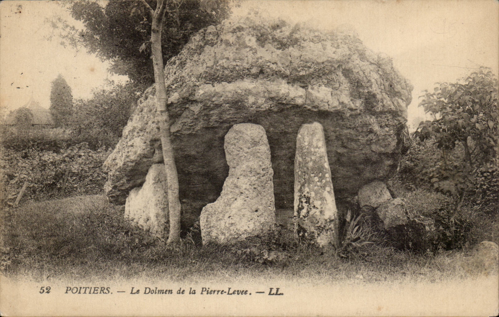 CPA Menhir Poitiers Dolmen the dolmen of the raised stone