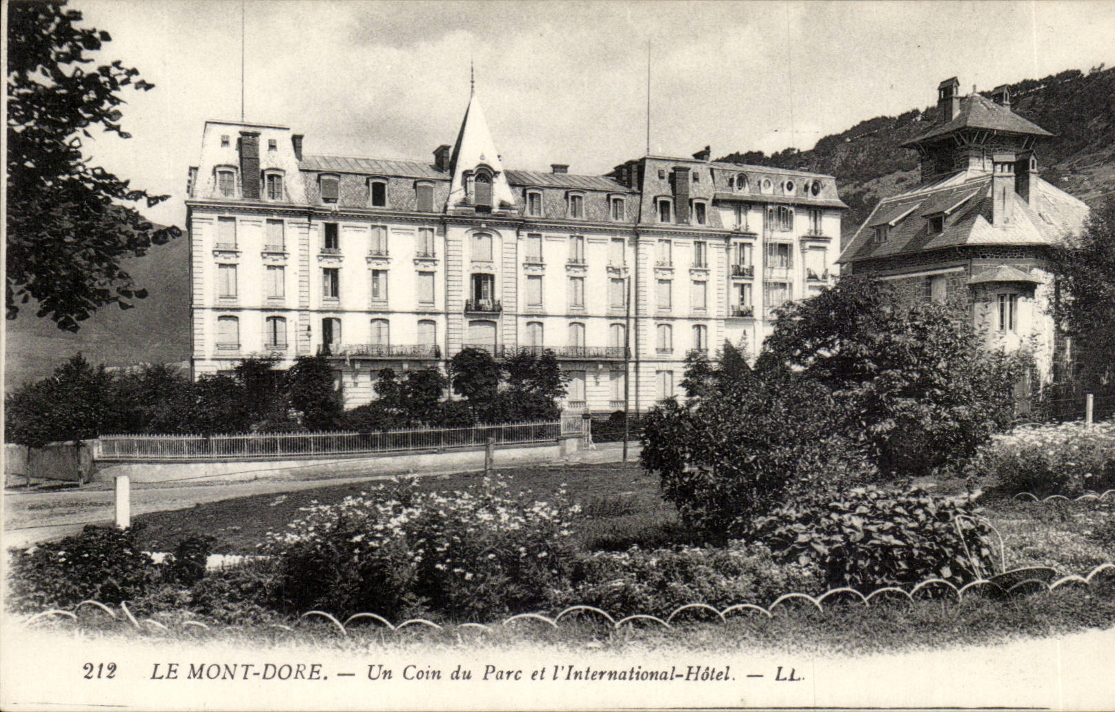 Mount Gilds - a Corner of the Park and International the Hotel - CPA